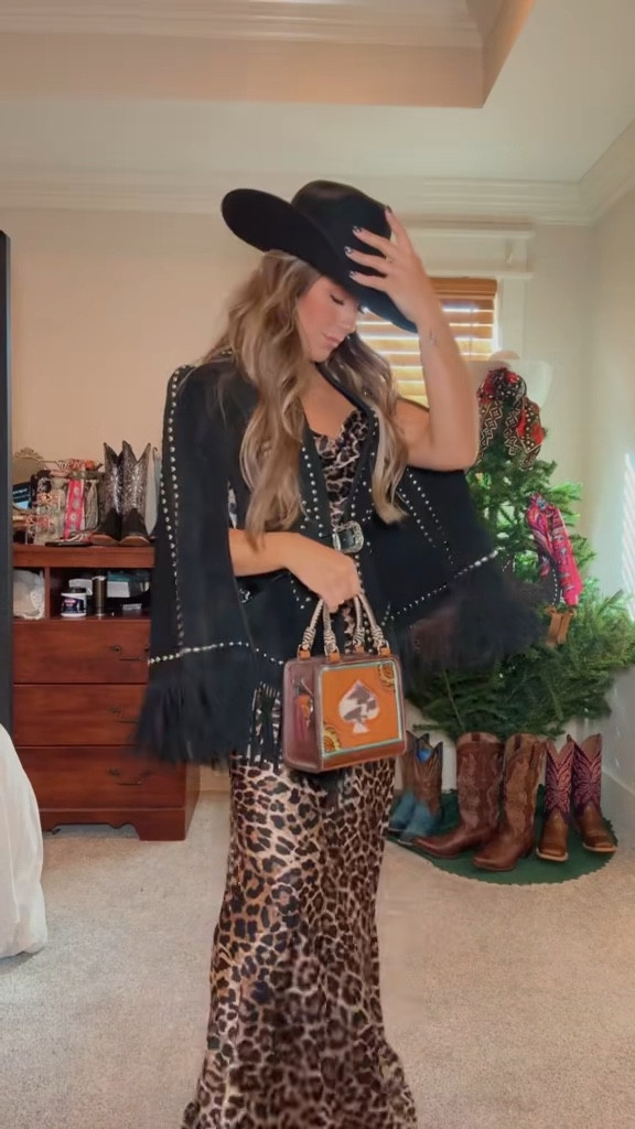 Elevated NFR look 🖤

Cape: Western & Co 😍
Bag: Alamo Saddlry 
Hat: Pro Hats 
#nfr #nfrfashion #lasvegasrodeo #westernfashion 

#LTKStyleTip