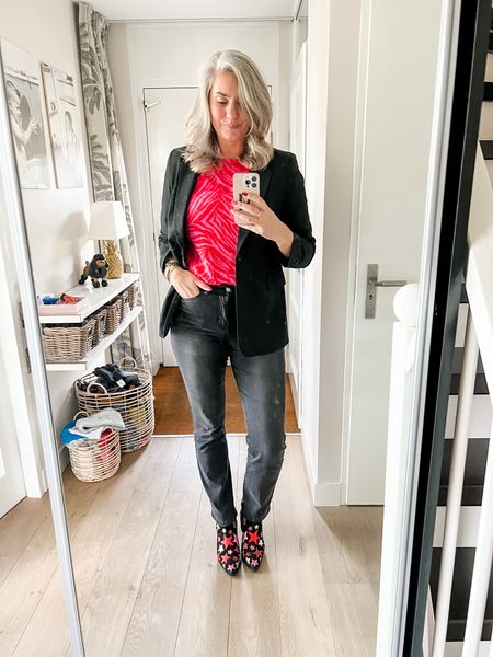 Outfits of the week

A red and pink zebra print blouse with gorgeous puff sleeves paired with black high waist straight jeans, western boots from the DWRS x Ramijntje collection covered in red and pink stars and a black blazer for warmth. 

#LTKworkwear #LTKeurope #LTKcurves