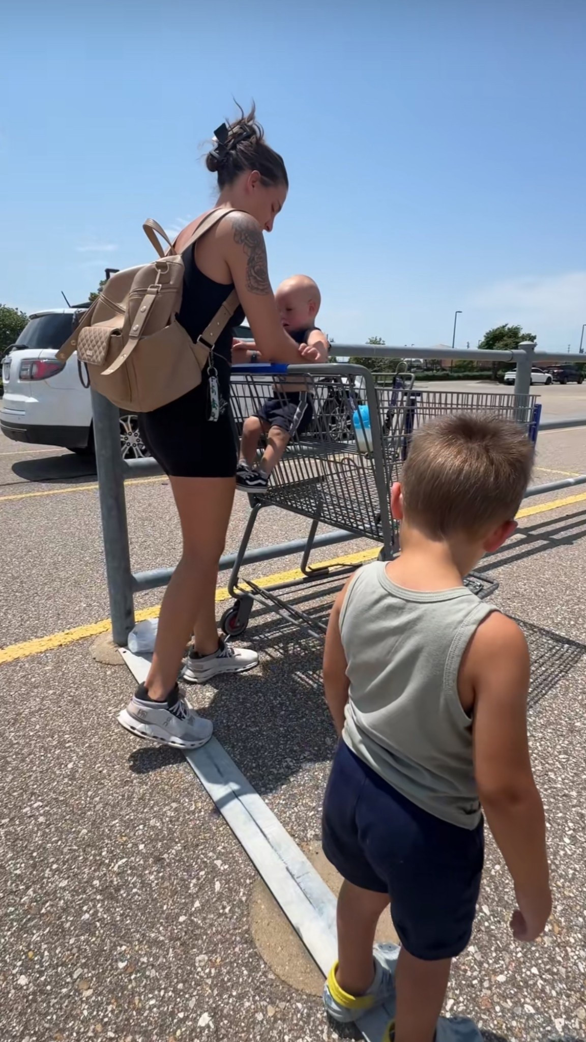 On the go, comfy grocery outfit! 