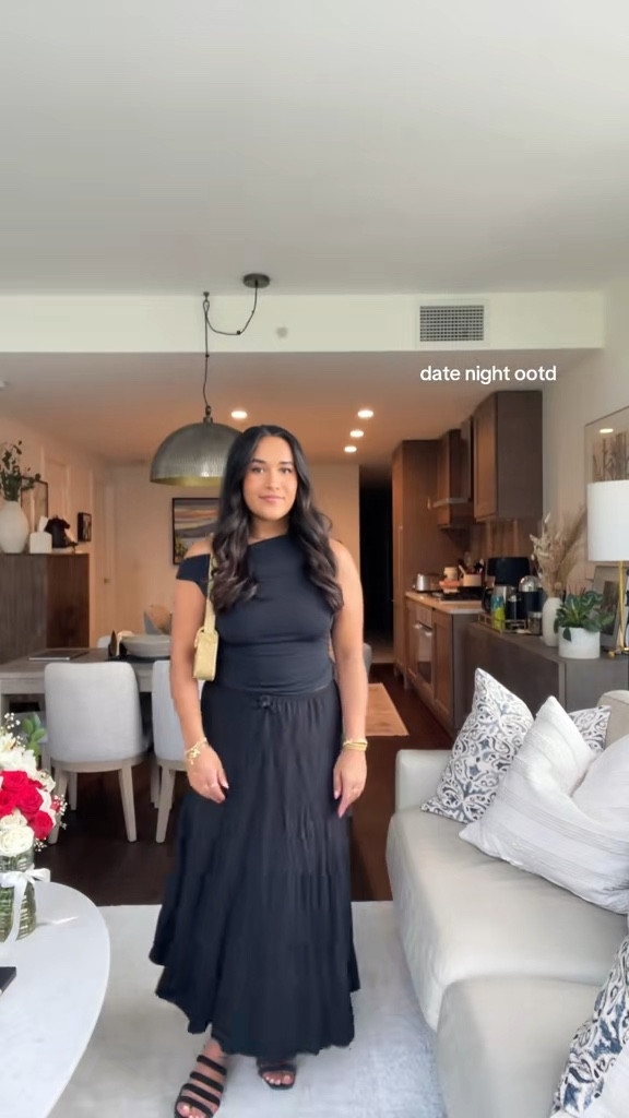 Can’t go wrong with an all black OOTD 🤭🖤 

#aritzia #ootd #datenightoutfit #datenightootd #dinnerdateootd #anthropologie #goldjewelry #beadedbag #goldbeadedbag #blackshirt #blackskirt 

#LTKstyletip #LTKsummer #LTKcanada