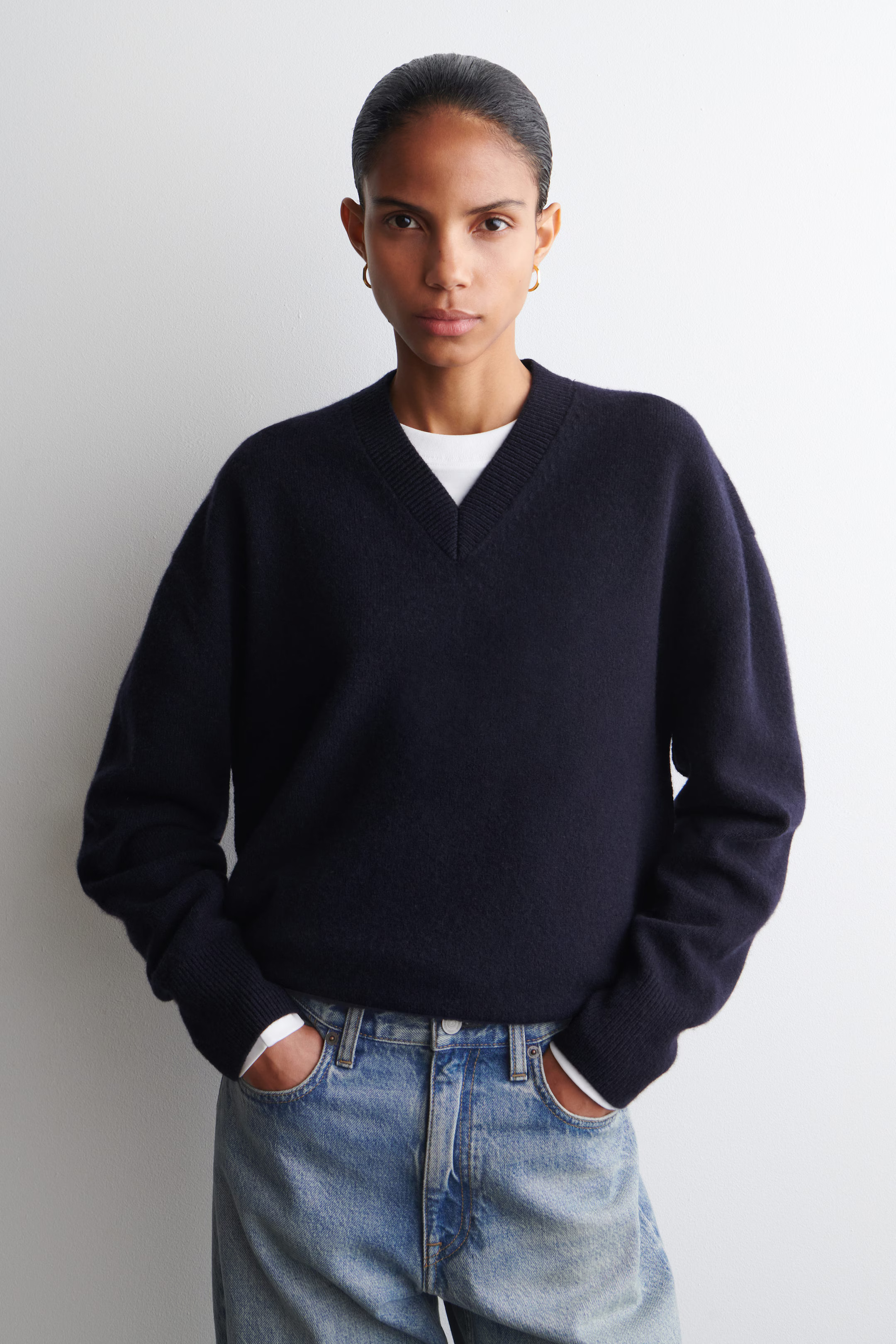 ROUNDED WOOL V-NECK JUMPER - NAVY | COS GB | COS UK