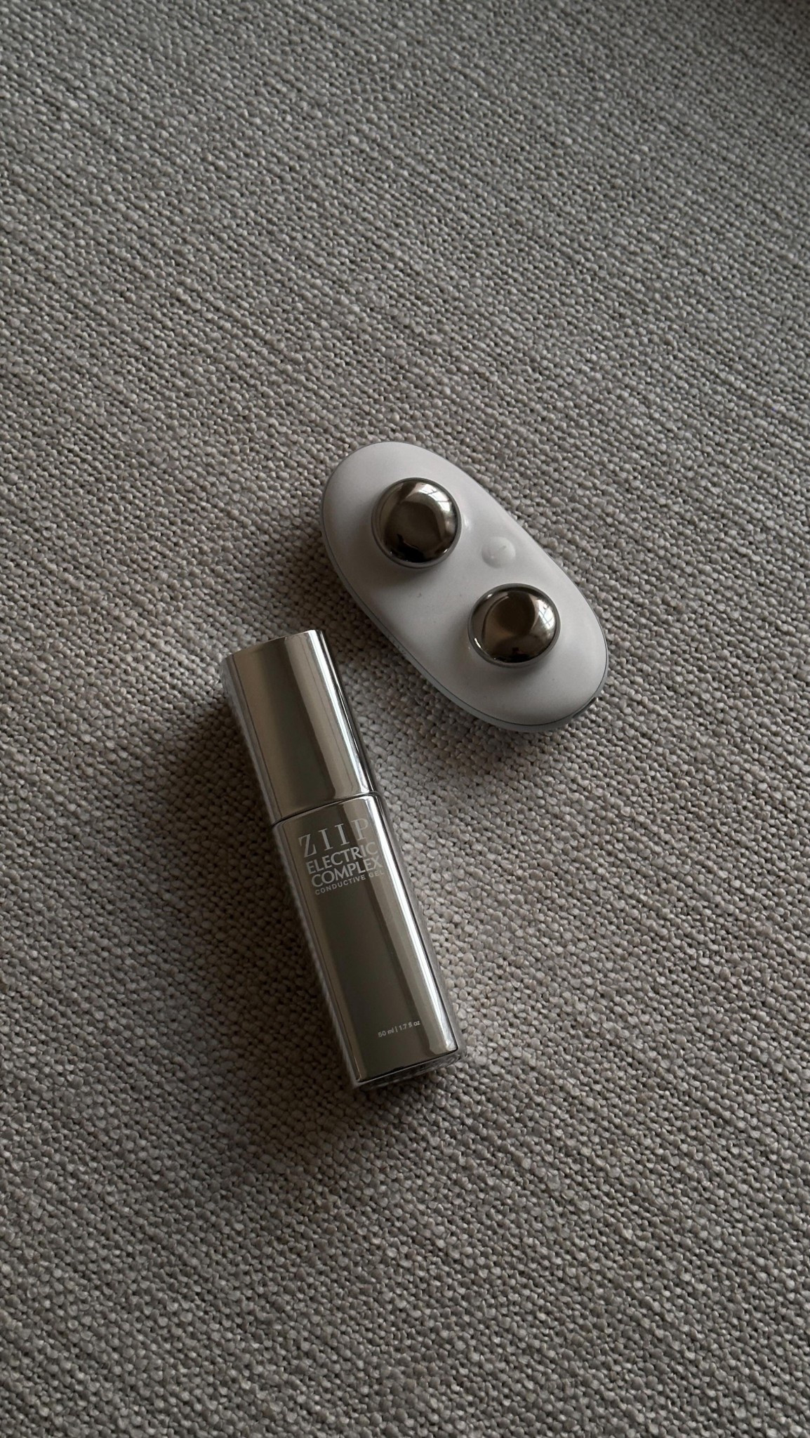 Beaty Edit : Back with my mini co-host! Watch her reaction to unboxing this @ziipbeauty skincare game changer 
Nanocurrent + microcurrent = glowy, lifted skin that keeps getting better! ✨
Save 10% with code: KELLYZIIP info linked in stories. 
Part 2 loading... 🎬

#beauty #microcurrent #skincare #skincaretips #skincareroutine #ziip