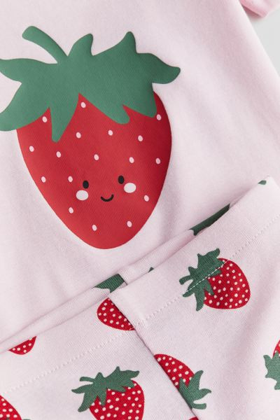 Snug Fit Printed Cotton Pajamas - Regular waist - Round Neck - Light pink/strawberries - Kids | H... | H&M (US + CA)