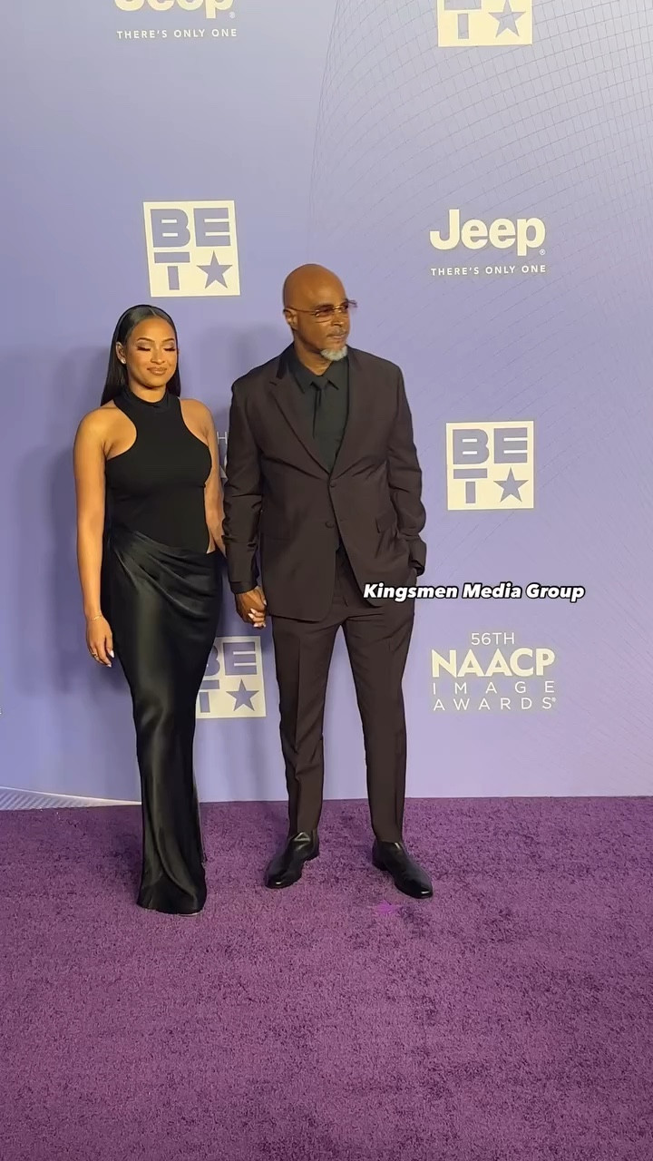 You ask, we answer! @_indolv says, “Hello! Do you all have any idea of the brand of this dress? 💕” Amara Wayans posed with Damon Wayans at the 56th NAACP IMAGE AWARDS in a $288 @camilacoelho Estrella Maxi Dress. Get yours @revolve . Find a link to purchase in our bio! 

🎥 @kingsmen_media_group #family #naacpimageawards #damonwayans #amarawayans #amarawayansfbd