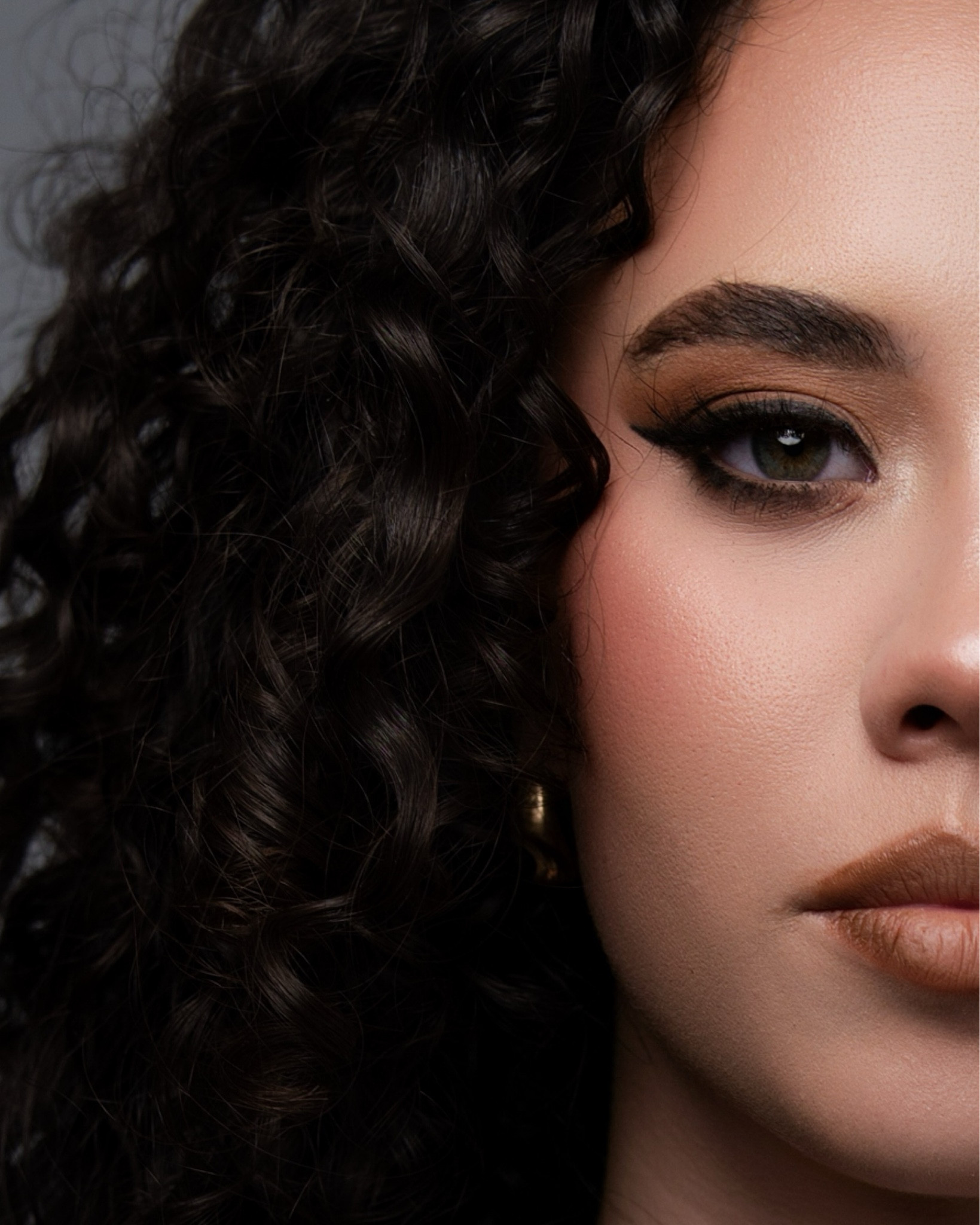 somehow, the world keeps turning… and sometimes, it’s still beautiful.🌦️

thank you to every client who’s trusted me to bring out the light they already carry. your beauty inside and out inspires me every time. 

mua: @makeupbyvay
photography: @byanevay 
photography mentor: @theabundancephotography1 
model: @brook.leighann 

products used:
@esteelauder double wear foundation + @charlottetilbury airbrush flawless foundation 
@toofaced born this way concealer 
@madebymitchell glow goo, brow down balm, brow sludge box, bronzed motel bronzer book, curve case medium, curve case pressed, cosmic case, cupid case in nude 
@fentybeauty demi glow light diffusing highlighter in pretty purlz
@narsissist blush in orgasm 
@kimchichicbeauty puff puff pass
@maccosmetics cork lipliner
@essence_cosmetics lash princess waterproof mascara 
@morphebrushes bi-liner in give or take, continuous prep and set 

#MakeupByVay #EditorialGlam #LuxuryMakeup #FullGlam #TimelessGlam #OdessaMakeupArtist #texasmua #CameraReady #ModernGlam
#WestTexasMua

#LTKFindsUnder100 #LTKFindsUnder50 #LTKBeauty