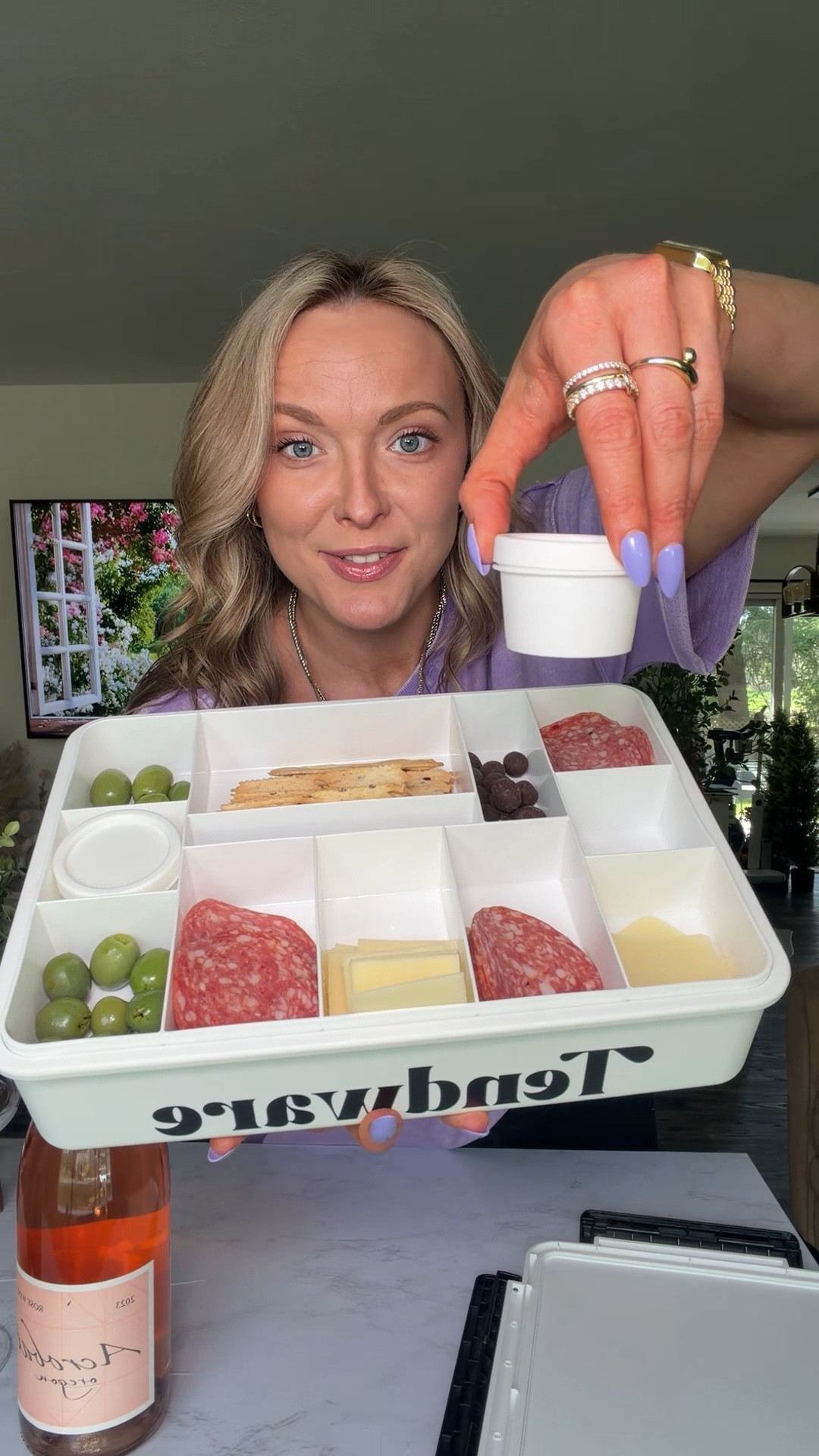 Who said snack boxes are just for kids? Tell me this wouldn’t be perfect for a little wine + charcuterie picnic situation 🍷

#charcuterieboard #snacklebox #adultpicnic 