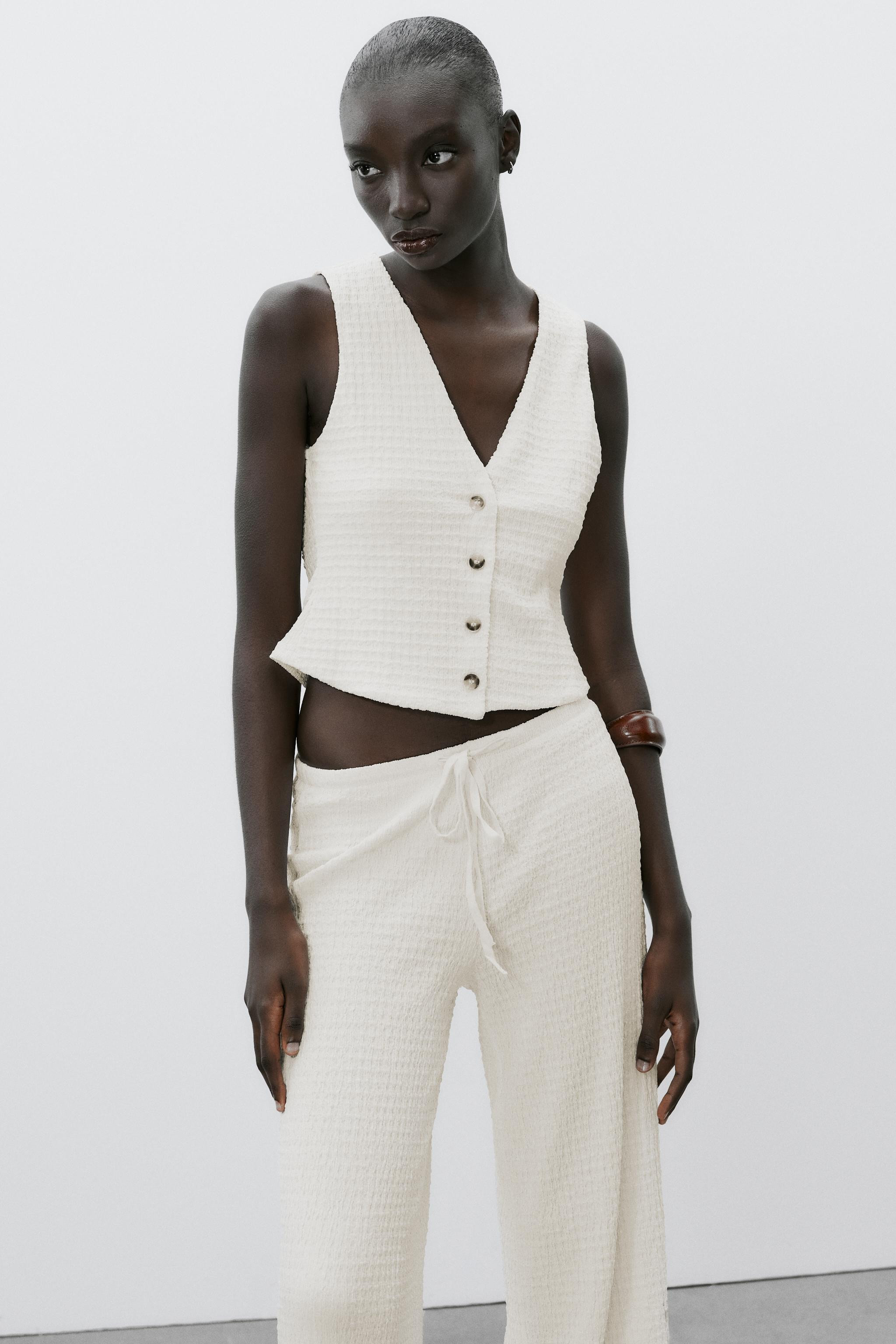 Vest top made of textured fabric. Sleeveless design with V-neckline. Front button closure. | Zara US