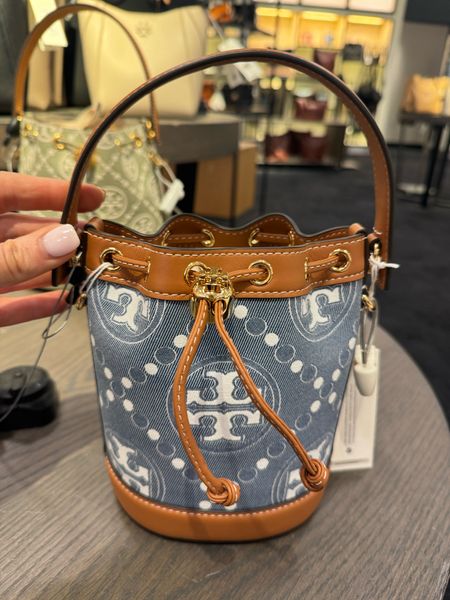 Bucket bag / Tory Burch 
Designer handbag 

#LTKStyleTip #LTKGiftGuide #LTKItBag