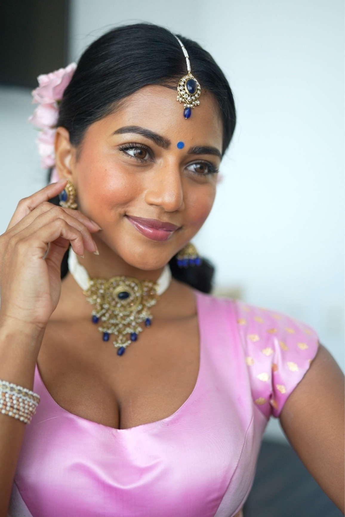 face base: Charlotte Tilbury 
brow gel: Benefit Cosmetics Brow Pencil in 4 + MAC Cosmetics Brow Gel⁣⁣⁣⁣⁣
color corrector: Smashbox ⁣x Becca in Medium/Dark⁣
mascara: Lancome Flutter Extension  ⁣
foundation: Mac Cosmetics Studio Fix & Studio Radiance (mixed) in NC44
concealer: Clinique in WN64 Butterscotch  
bronzer: Tarte Cosmetics in Warm Bronze 
face gloss: Huda Beauty 
blush: YSL in Make Me Blush
setting powder: Huda Beauty in Banana Bread 
lip liner: Mac Cosmetics in Plum⁣⁣
lipstick: YSL Love Shine in Rosewood Blush
setting spray: Urban Decay ⁣