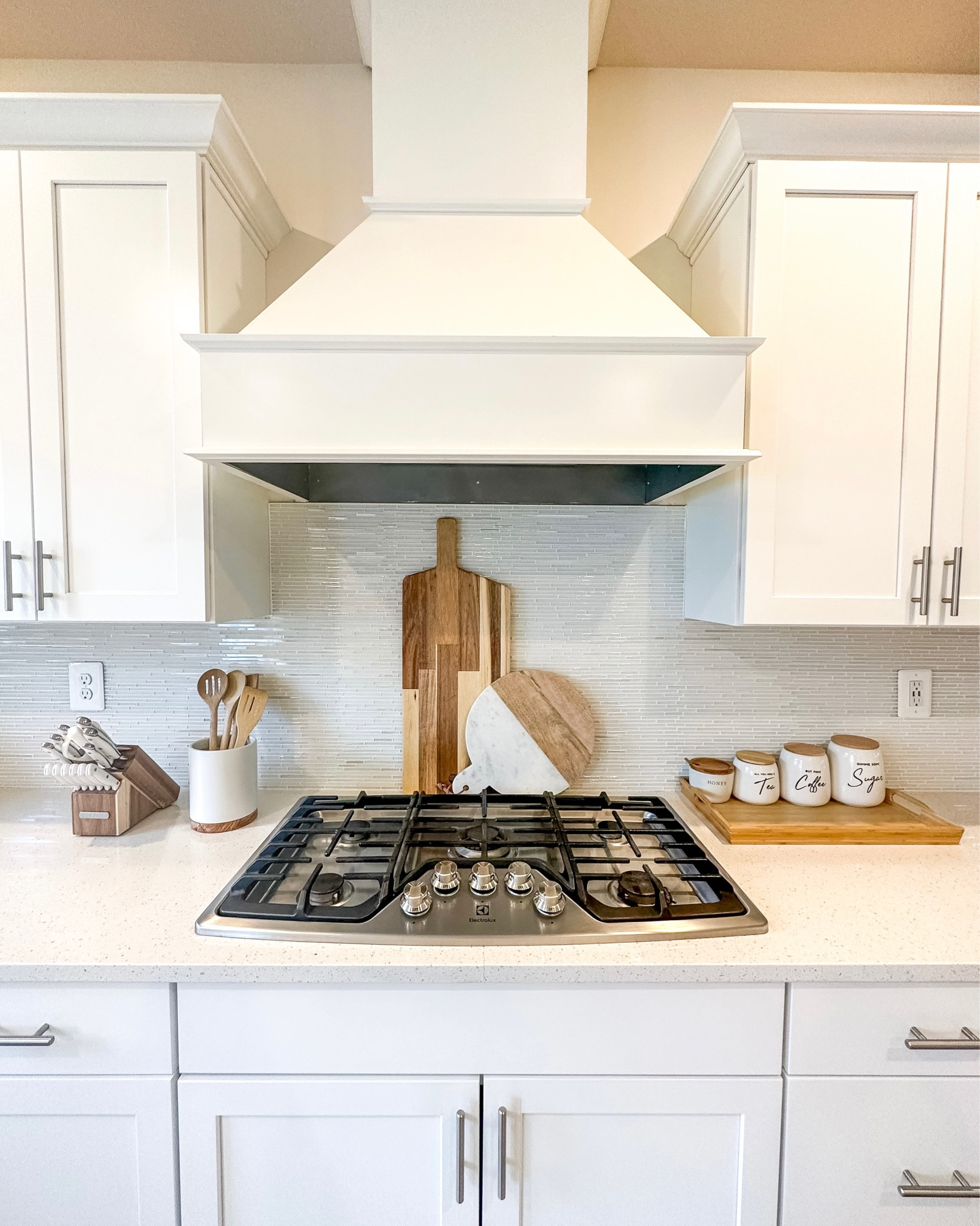 Kitchen Decor Inspiration 

Wood cutting board - Ikea
Wood & Marble serving board - At Home 
Wood serving tray - Ikea 
Ceramic with wood lid Cannisters - Amazon 

#kitchen #kitchendecor 

#LTKFind #LTKhome #LTKstyletip