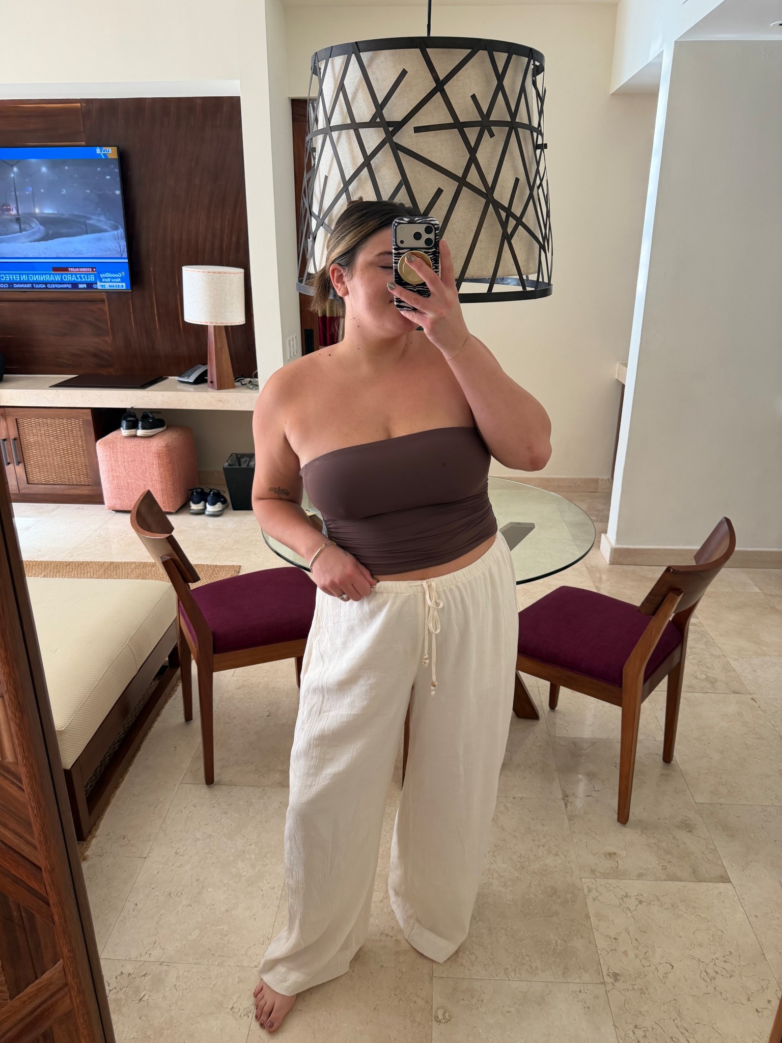 What I’m wearing on vacation // resort wear ordering room service before the pool! Xl in the crinkle pants and strapless top 