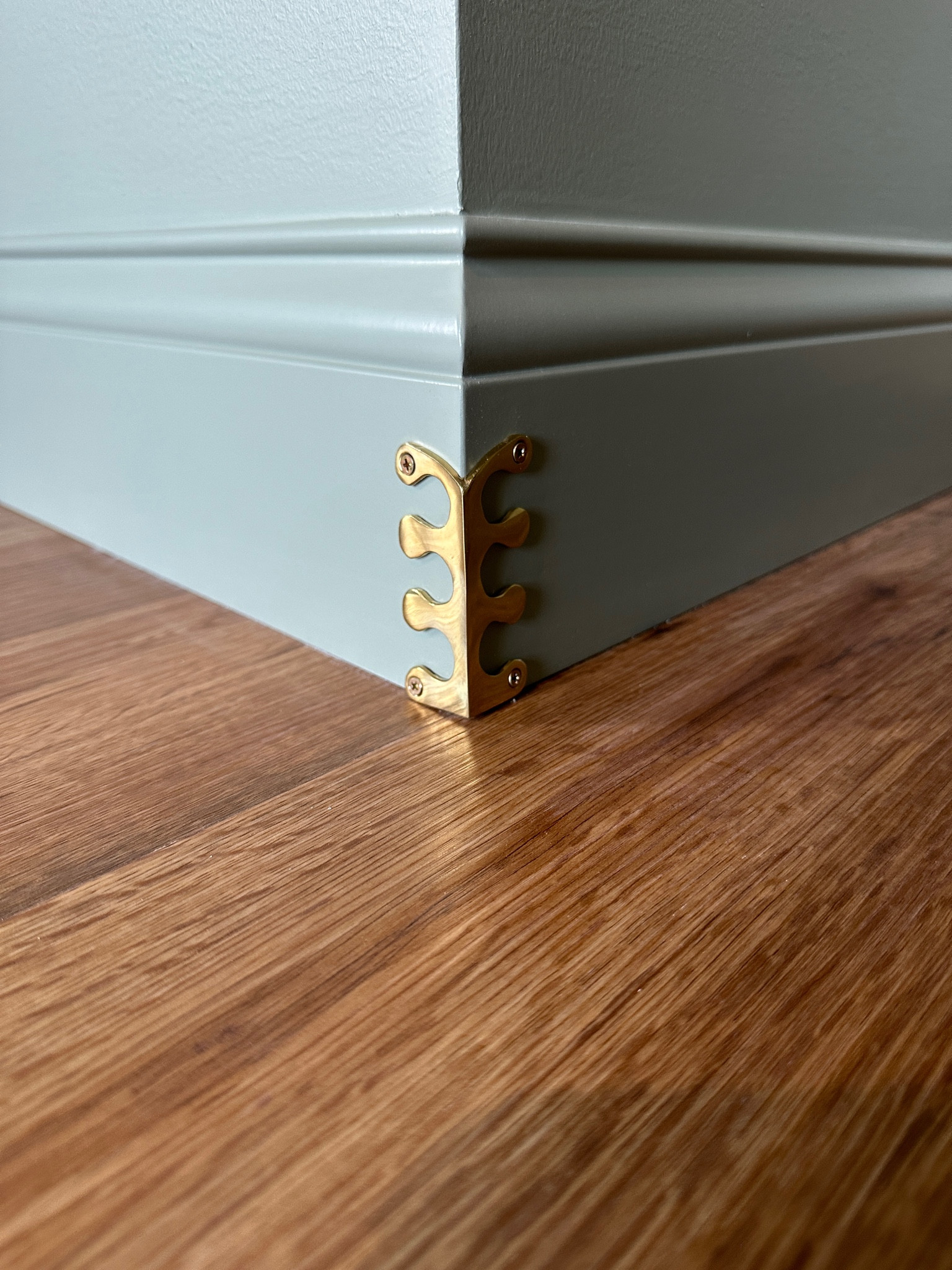 Many years ago, I saw a photo on Pinterest of a brass corner protector affixed to a crisp white baseboard corner, and I knew someday I’d have some for myself. 
•
What’d ya know….dreams do come true lol🤣 
•
If you’re super worried about breaking your toes then these aren’t for you. 
•
But if you’re into tiny details around your home that make a big impact, then
you need some of these babies. 
•
Share with your boujee-est friend! 
•
See y’all in the ER🦶🏼🦶🏼
•
#brasscorners #brassdetails #homedetails #evergreenfog #paintedtrim #baseboards #homedesignideas #paintedbykaylapayne