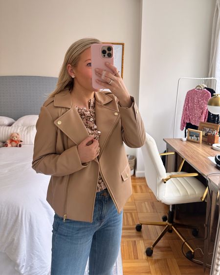 Faux leather camel jacket that is the ultimate staple!!! Wearing the size XS, it fits true to size 🤎 #fauxleather #leatherjacket #springjacket #talbots #travelstyle 