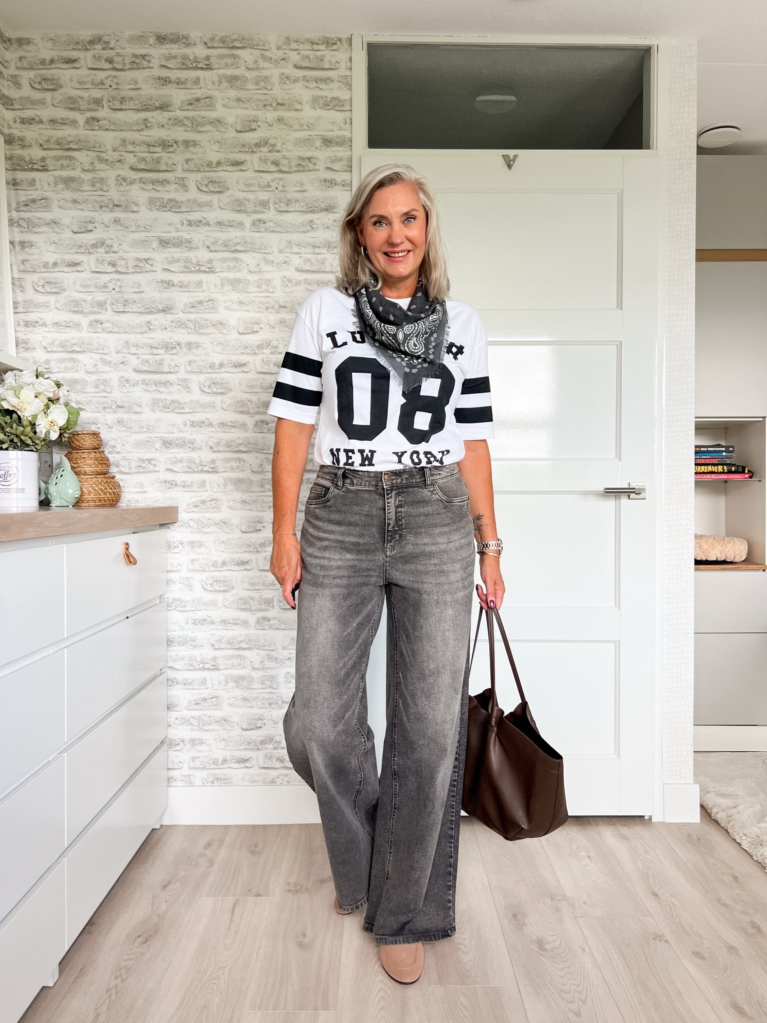 Sporty Cool
Een sportief t-shirt met grafische print (42) op een comfortabele wide leg jeans (size down), een grijze sjaal met bandana print, bruine tas en suède loafers.

#LTKnederlands #LTKeurope #LTKautumn