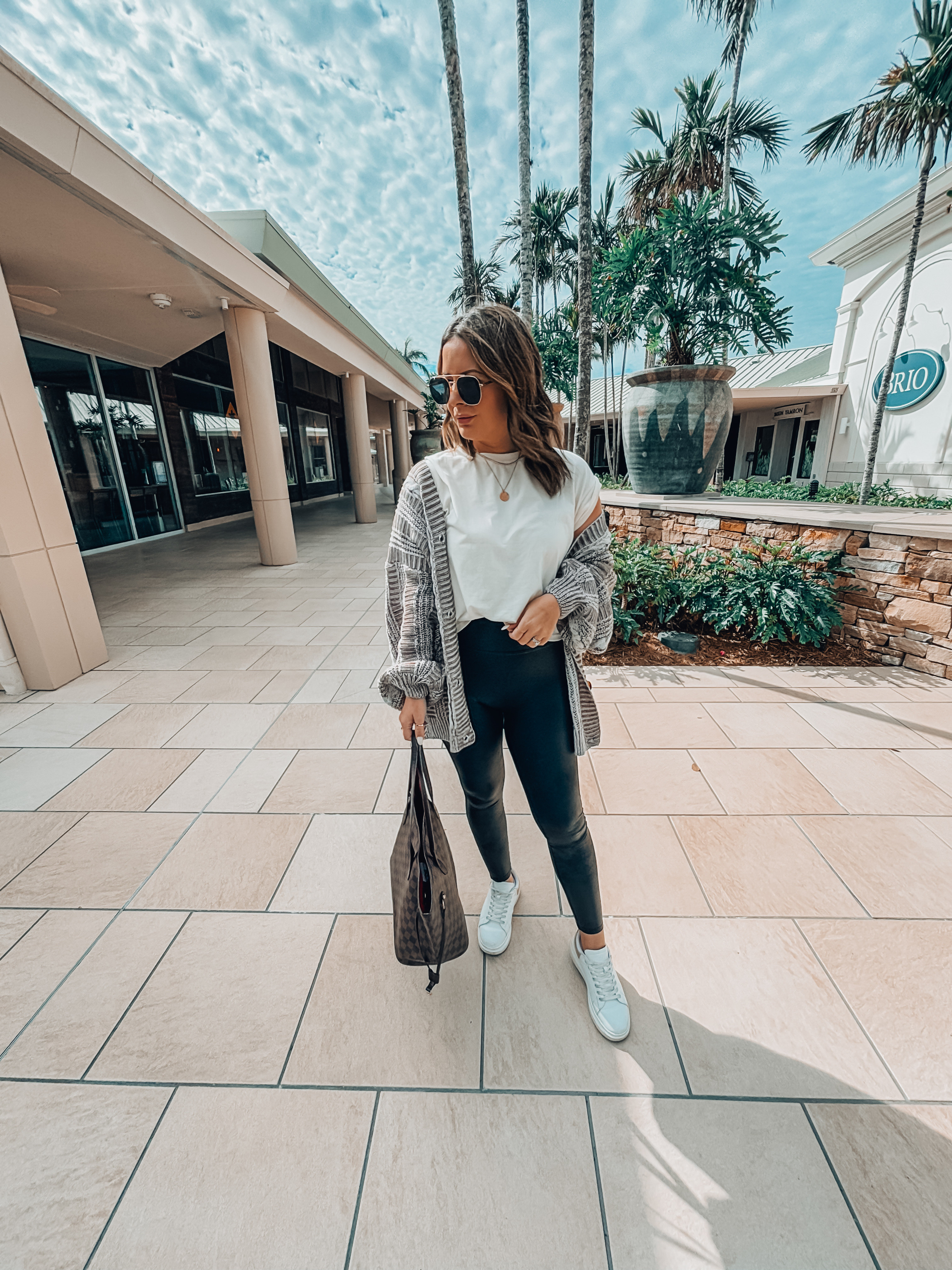 This is such a good Florida fall uniform 🍂☀️ Leggings + a basic tee + an oversized cardigan = cozy fall vibes without melting by noon 😂

Easy, comfy and perfect for errands, school drop-off or a casual weekend.

Tap to shop the full look 🤎

#LTKootd #LTKgrwm #LTKmorningroutine