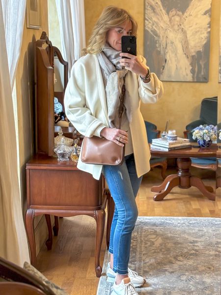 A mixture of neutrals today
.
Coat @jigsaw pr
Scarf @louisvuitton
Bag @laurenralphlauren pr
Jeans @jcrew
Trainers @newbalance pr
.
#mymidlifefashion #everydaystyle #everydayfashion #thisis50 #mystyle #reallifefashion #reallifestyle #whatimwearing 

#LTKover40 #LTKeurope #LTKSeasonal