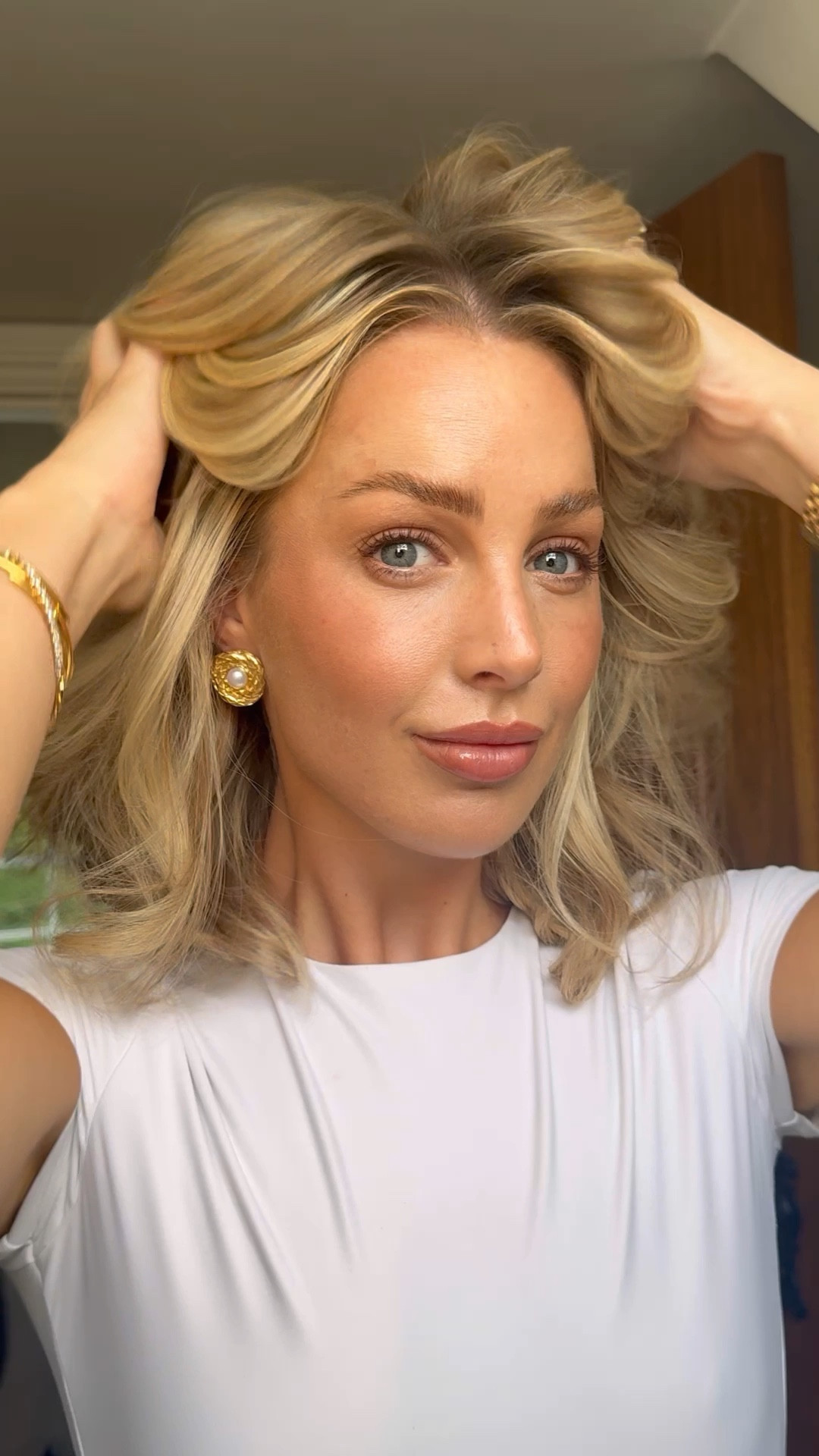 Hair style, Summer hair style, Gold hair tie, Pearl Claw Clip, Anisa Sojka, Gold earrings

#LTKstyletip #LTKeurope #LTKsummer