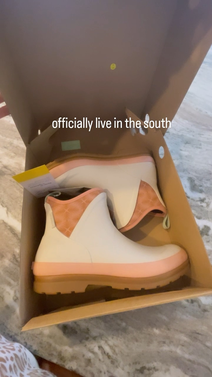 Summer Gear • Rain Boots 

Love the comfort of Muck Boots and how fun the prints are! So different and perfect for rainy spring days walking the dog or gardening. Officially feel like I live in the south with these cute boots #ltkboots #ltkspring #ltksummershoes 


#LTKstyletip #LTKFind #LTKshoecrush