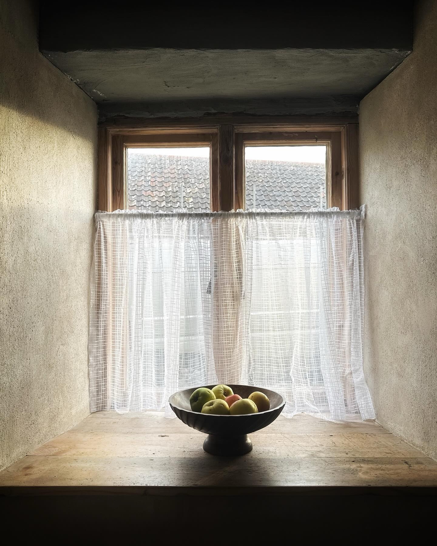 Take a scroll through these windows with me 🙃 These old farmhouse windows had me at hello. Yes, the single glazing means it's freezing in winter and we wake each morning to condensation, and you could whisper outside the window and we'd hear you. But why would we change them? Someone, in the early days of the renovation, told us we were mad for not replacing them for double glazing. Replacing these is out of the question; it would take away her charm, her quirk. And I have spent many hours over the course of this renovation chipping away layers of old paint, sanding them and sealing them. Would you replace? 
.
#domino #hyggehome #interiør #cottagecore 
.
old farmhouse | diy | renovation | restoration | hygge | cottage | interior styling | house project
