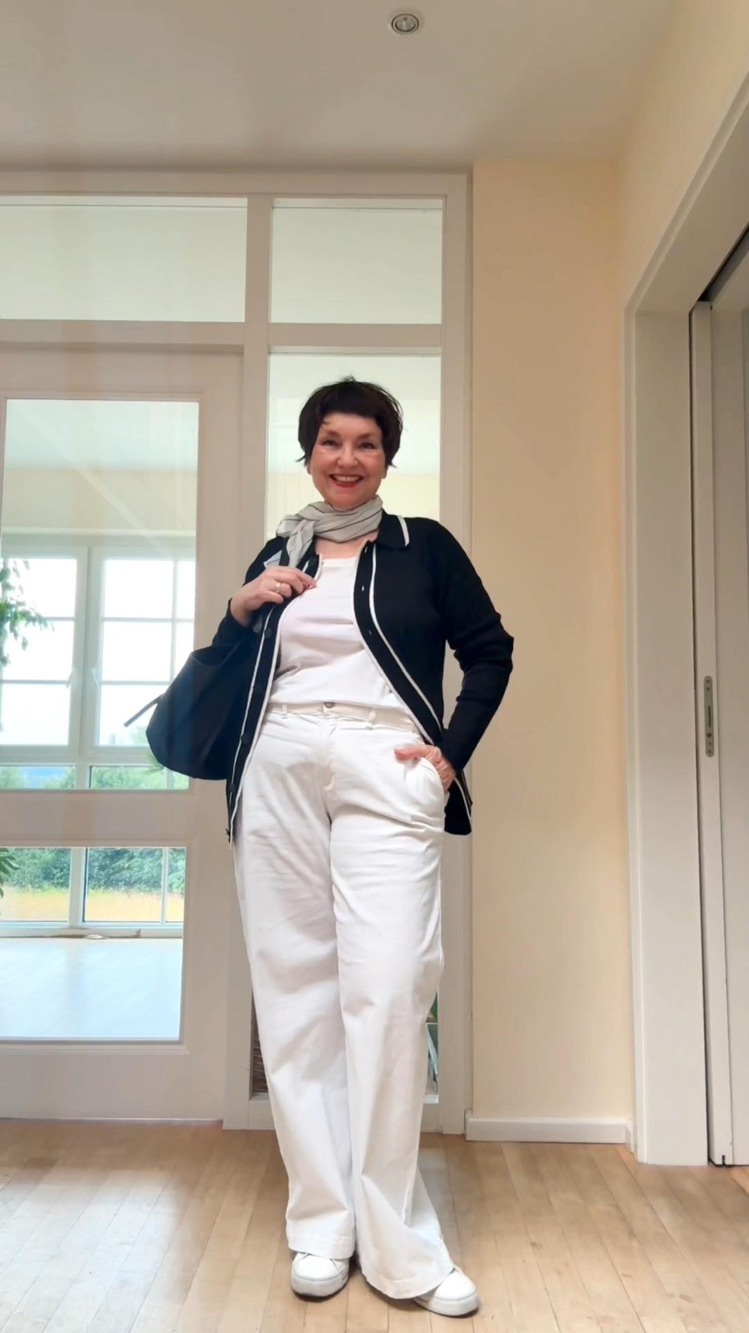 Ostsee-Look: lässig, aber elegant: weiße Jeans, dunkler Cardigan, Shopper

#LTKdeutschland #LTKü50 #LTKautumn