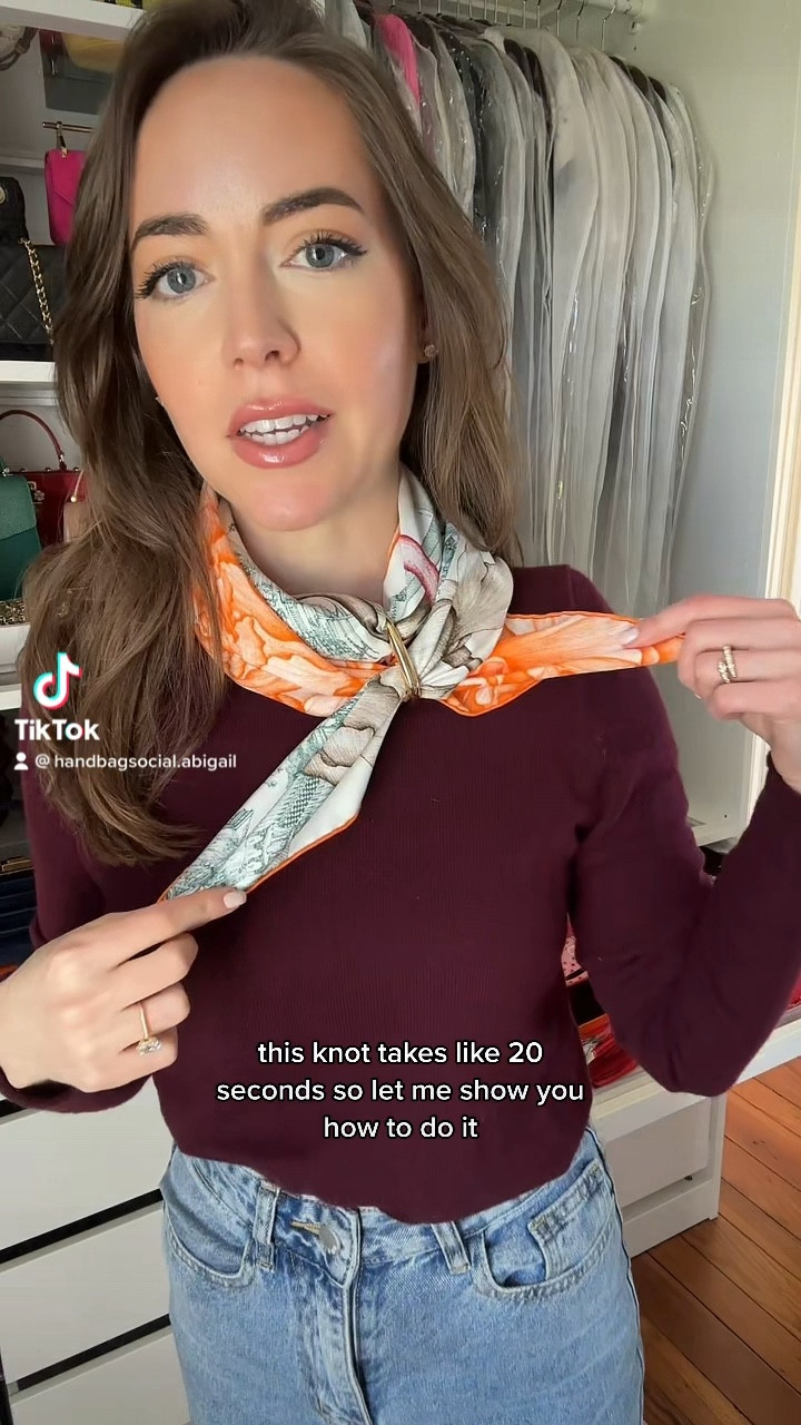 I am all for knots that look much more complicated than they are. Once you know the bias fold and can do it quickly this knot will take no more than 20 seconds. This knot works perfectly with an #hermes90scarf  scarf and also with a 70cm, if you have a slightly tighter scarf ring. Absolutley love all the detail on the #hermes “A L’ombre des Pivoines” and the contrast between sides when tied this way. #handbagsocialclub #hermesscarftutorial