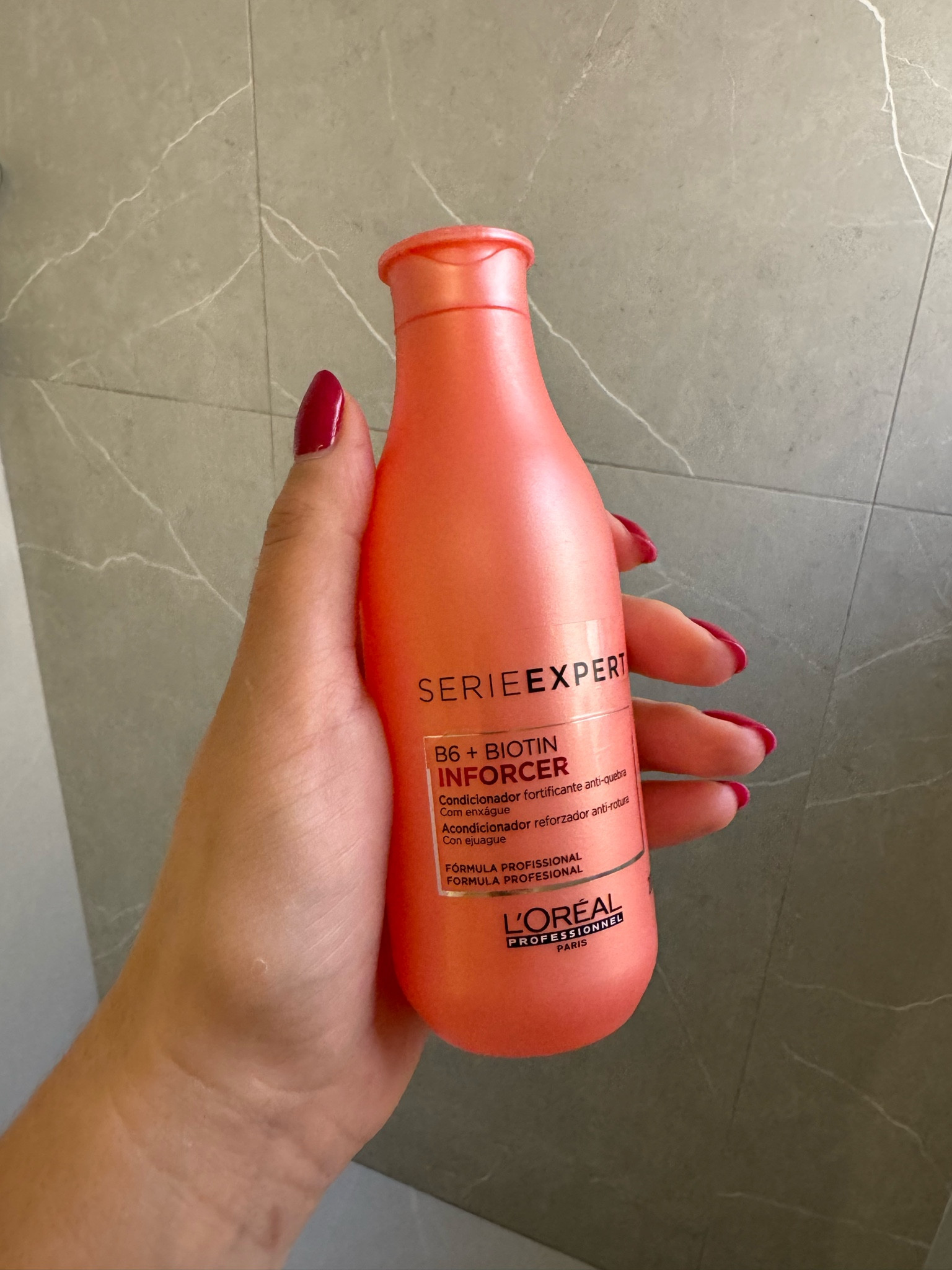 O que tenho no meu Box: Inforce LOREAL. Devido a queda de cabelo, tenho apostado em produtos que possibilitam a força dos fios. 
O que a marca diz: A linha Inforcer foi desenvolvida especialmente para isso: um tratamento fortificante anti-queda para cabelos fracos e quebradiços. A Máscara de Tratamento Inforcer de L'Oréal Professionnel possui ação anti-quebra instantânea nos fios, promovendo aos fios força, um crescimento saudável e a prevenção da queda.

#LTKwinter #LTKbeauty #LTKbrasil