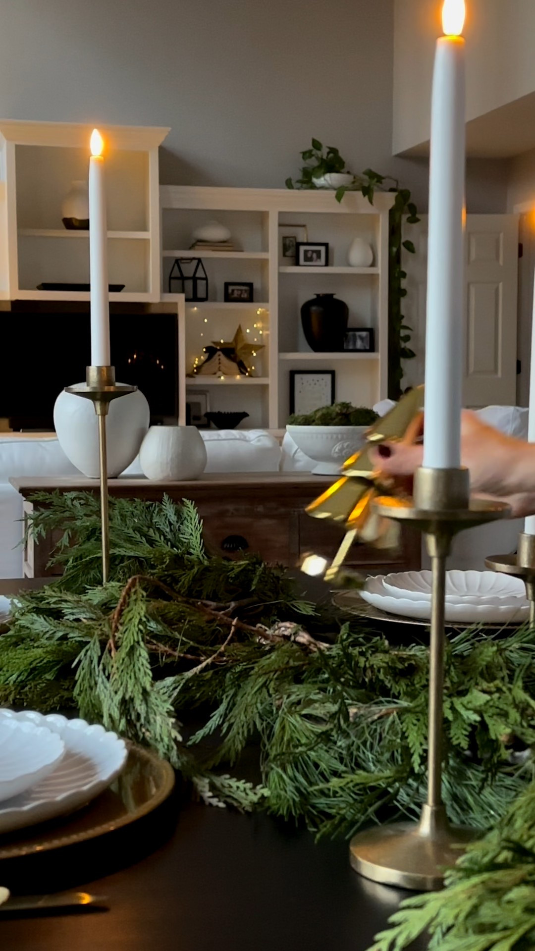 Christmas Tablescape
#christmas
#christmas2025
#christmasiscoming 
#tablescape 
#dinertable 
#tabledecor

#LTKHome #LTKHoliday #LTKSeasonal