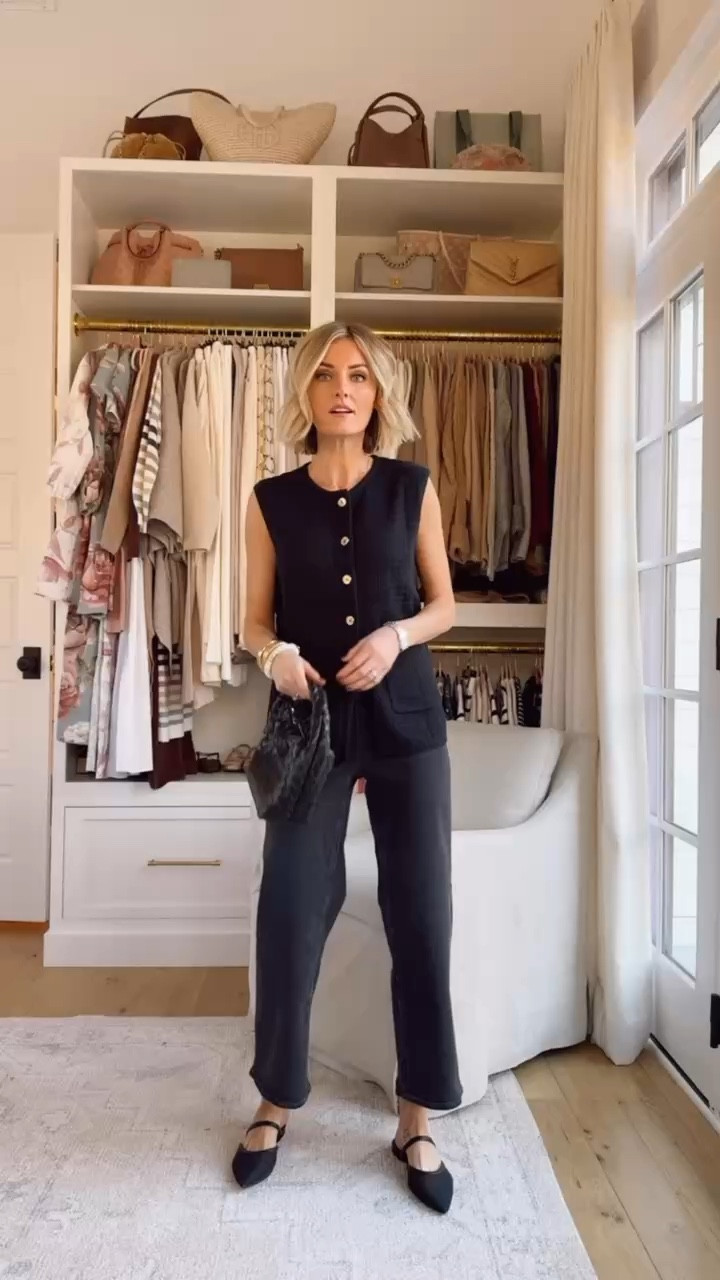 This all black look is so chic! Wearing XS/0


Loverly grey, winter outfit, vest, work outfit

#LTKStyleTip #LTKSeasonal