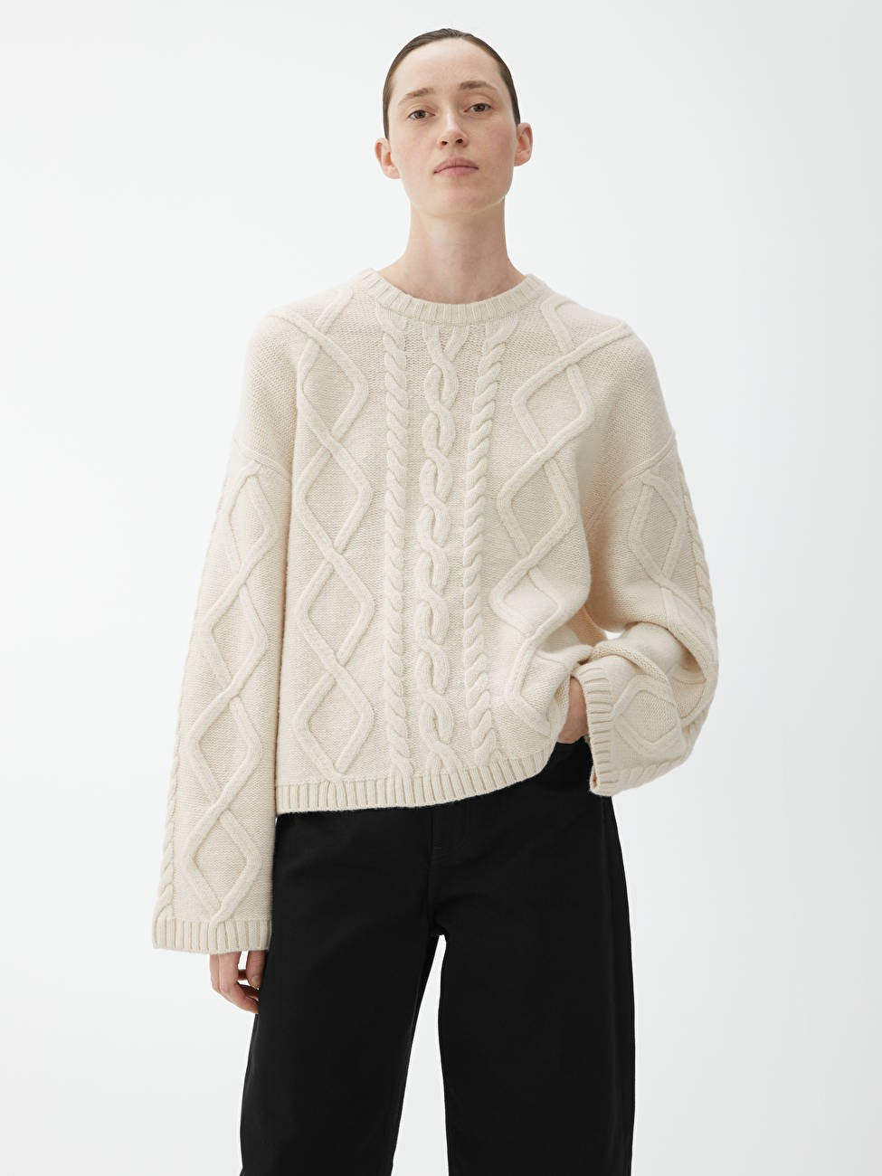 Zopfpullover aus Wolle - Cremeweiß - Knitwear - ARKET DE | ARKET (EU)