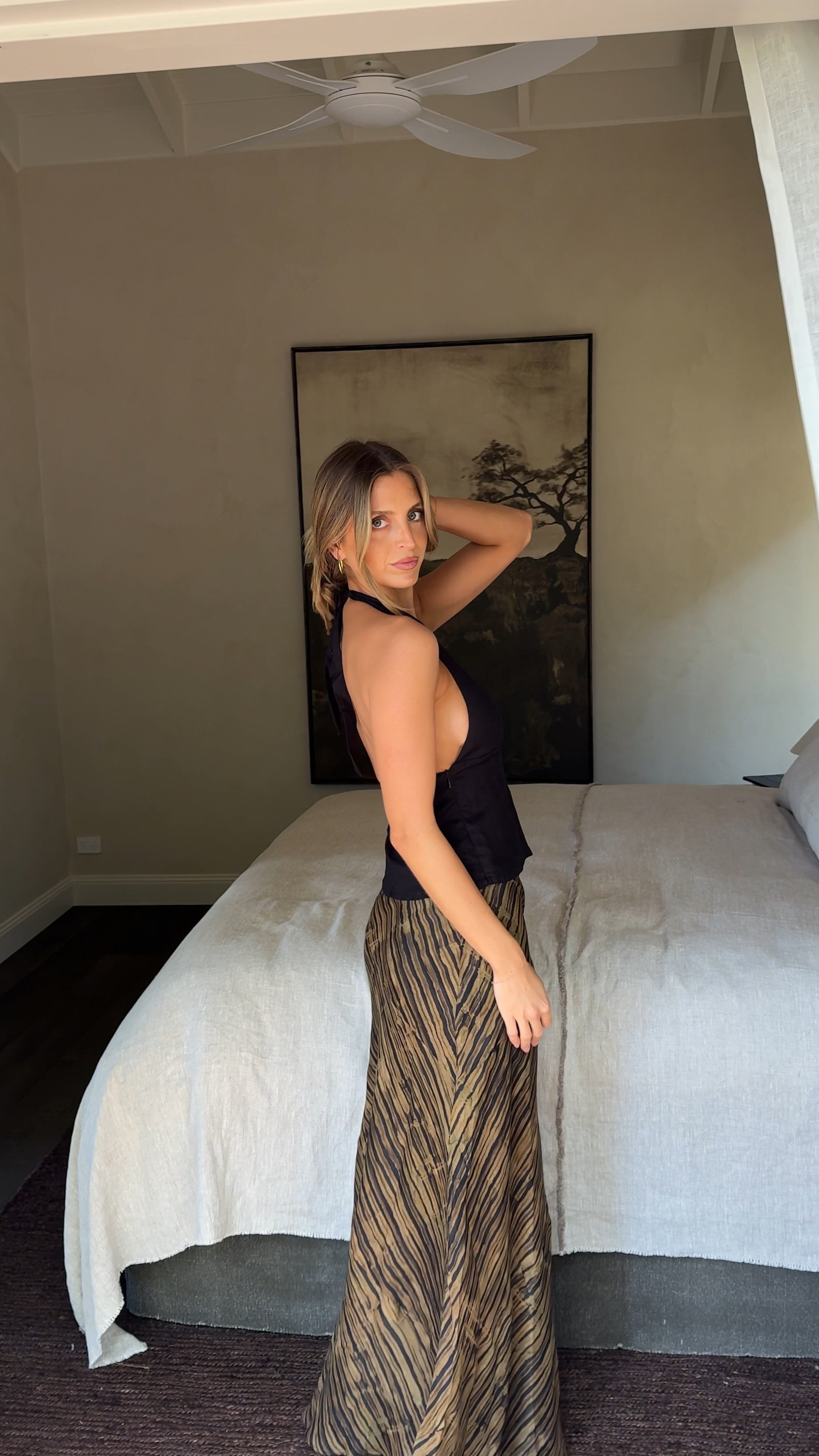 It’s a DISSH summer 🤎 I just love a fun maxi skirt with a more simple top, paired with sandals or heels to take it from beach to bar! 🍸