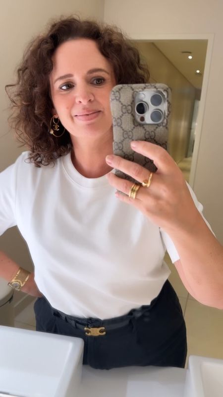 White t-shirt cotton 
Weißes t-shirt aus Baumwolle
Celine Triomphe Gürtel
Celine belt

#LTKworkwear #LTKeurope #LTKdeutschland