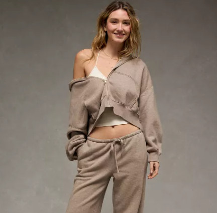 on sale! Matching Set + Online Exclusive
AE Full-Zip Balloon Sleeve Hoodie
Features a full-zip front and wide balloon sleeves for cozy comfort in an easy-wearing relaxed fit. 

 #LTKSaleAlert