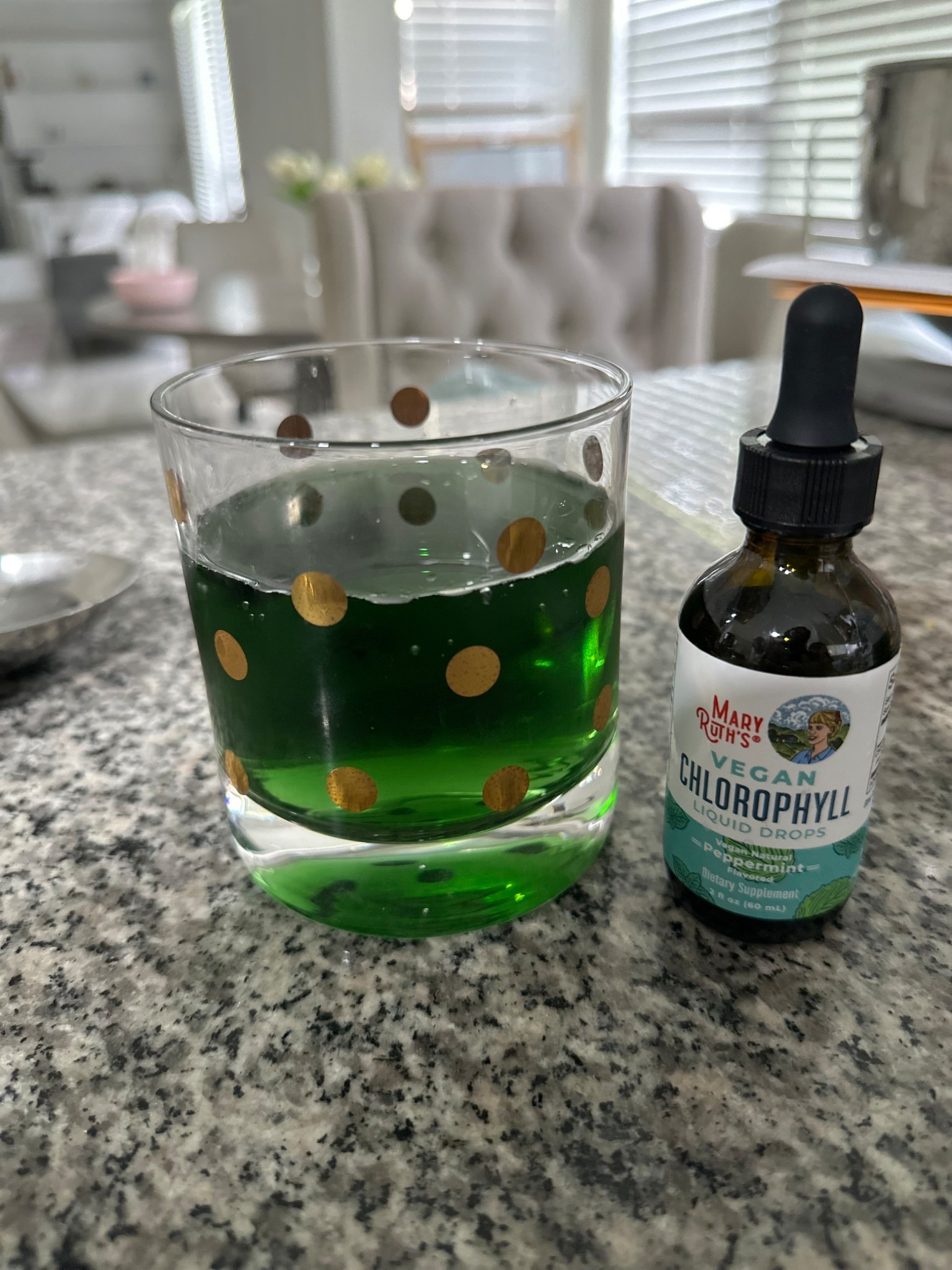 Empecé a tomar clorofila líquida hace unas semanas y la verdad me encanta cómo me hace sentir.
Esta de Mary Ruth’s tiene un sabor a menta súper rico, y solo necesito unas gotitas en agua para arrancar el día con más energía y frescura. 🌿💧

Siento que me ayuda con la digestión y la piel también la ha agradecido. ✨
Yo la tomo así en ayunas o a media mañana.

#RutinaConsciente #GlowDesdeAdentro #ChlorophyllDrops #MaryRuths #BienestarNatural #LTKwellness #VidaSaludable #BeautyRoutine

#LTKBeauty #LTKActive