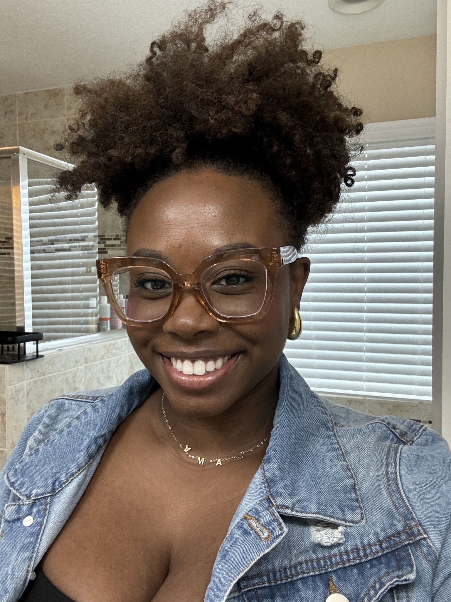 I have been trying out different everyday makeup routines that look good with or without glasses. I really like this makeup look.

What do you think?

Here are the different products I used:
1. Full everyday makeup look
2. Danessa Myrick’s Yummy skin tint. Love this stuff! 
3 Ami Coles multi stick and concealer.
4 Bareminerals Blonzer
5. Lancôme mascara
6. Saie Glossy bounce


#LTKbeauty #LTKstyletip #LTKGiftGuide