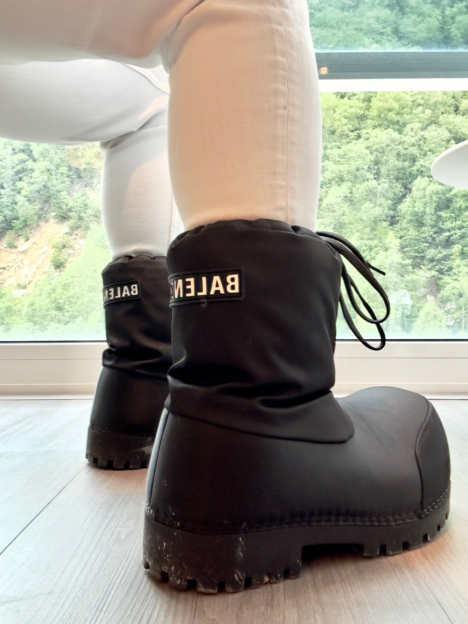 2カラー【BALENCIAGA】SKIWEAR ALASKA ローブーツ ナイロン Balenciaga Skiwear - Alaska Low Boots | Saks Fifth Avenue