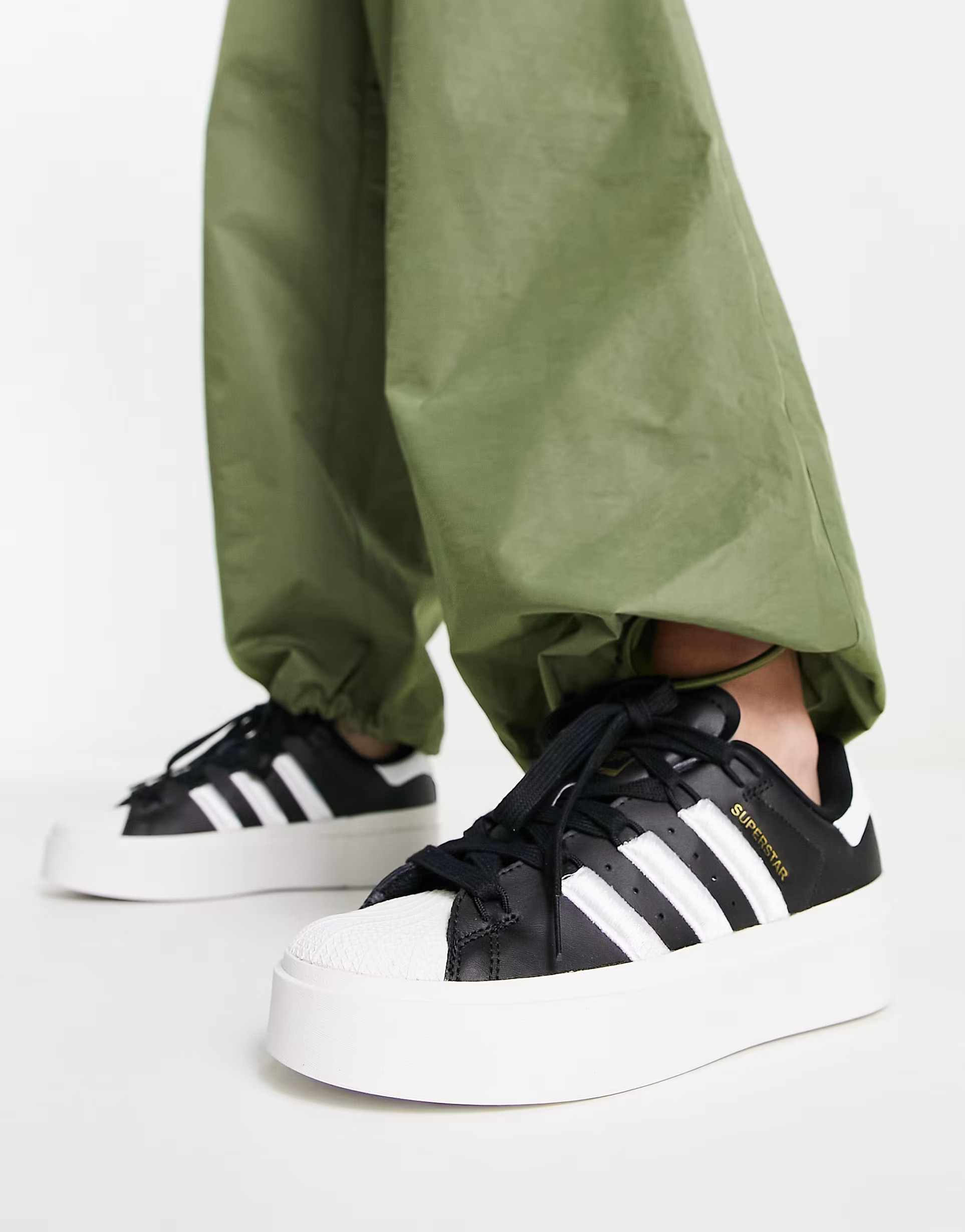 adidas Originals - Superstar Bonega - Sneakers met plateauzool in zwart en wit | ASOS (Global)