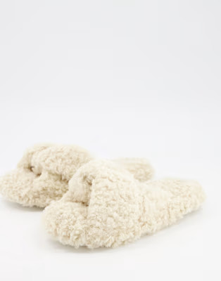 ASOS DESIGN Zeve twist slide slippers in cream sherpa | ASOS (Global)