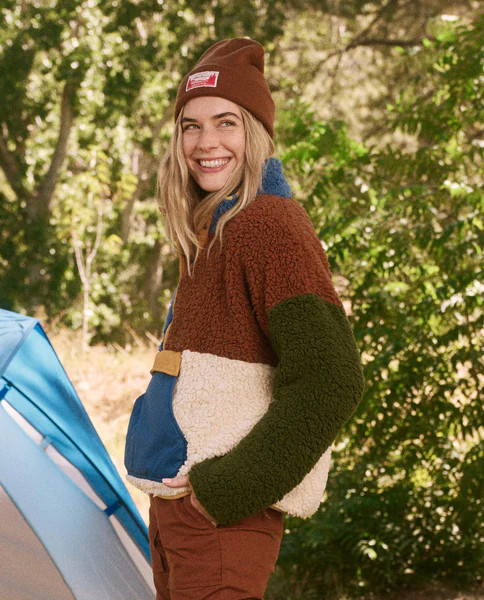 The Great + Eddie Bauer The Colorblocked Plush Fleece Pullover. | THE GREAT.