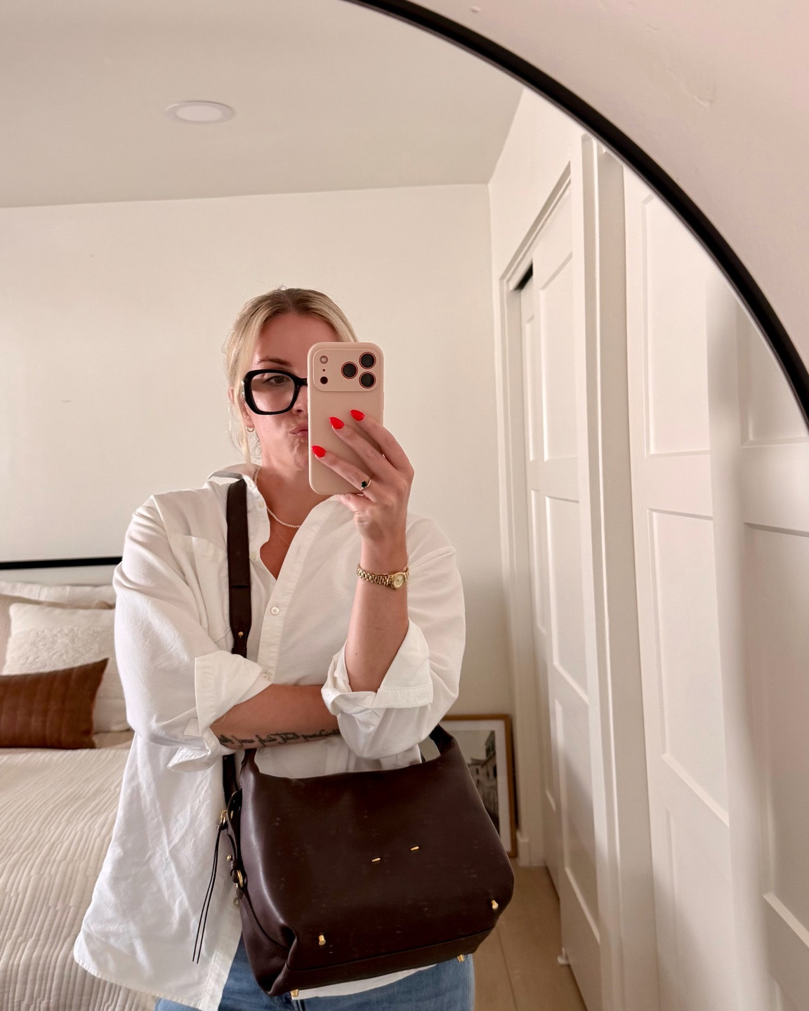 my most-worn bag lately 🤎

this is the Fabrique Clio bag and honestly I get the hype. the leather is buttery soft, it fits everything I need, and the shape somehow looks relaxed while still feeling polished.

plus it’s part of Fabrique’s summer sale right now ✨

linked my bag + outfit details in LTK.

#LTKootd #LTKTravel #LTKWorkwear