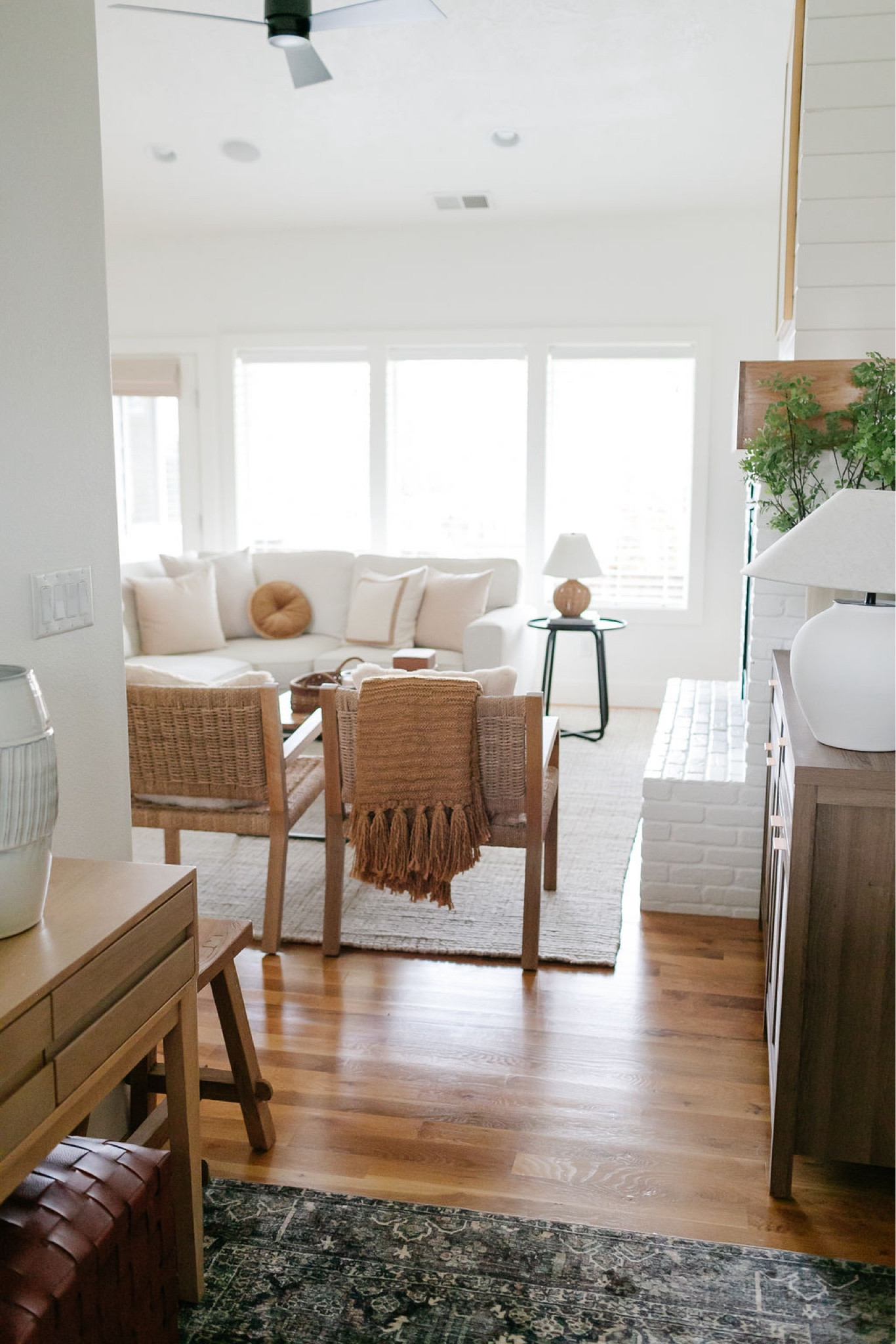 Living room decor, home decor, entryway decor, Amazon home

#LTKhome #LTKsalealert #LTKfindsunder100