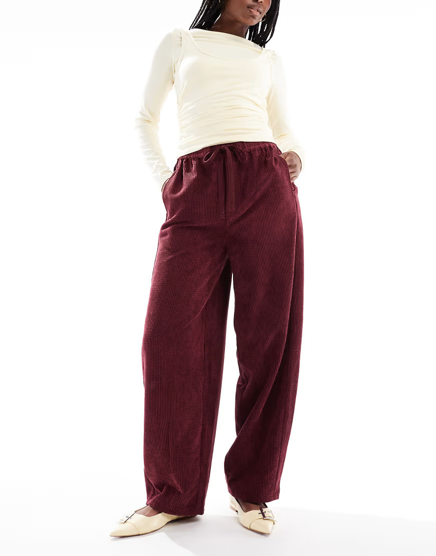 ASOS DESIGN - Pantaloni bombati in tessuto a coste color bordeaux-Rosso | ASOS (Global)