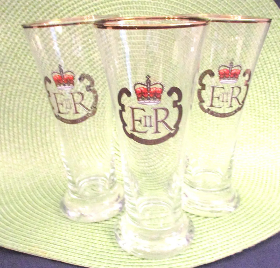 Queen Elizabeth's Silver Jubilee Tulip Pilsner Glass Royal Crest Gold Rim 7 Inches Tall Anglophil... | Etsy (US)