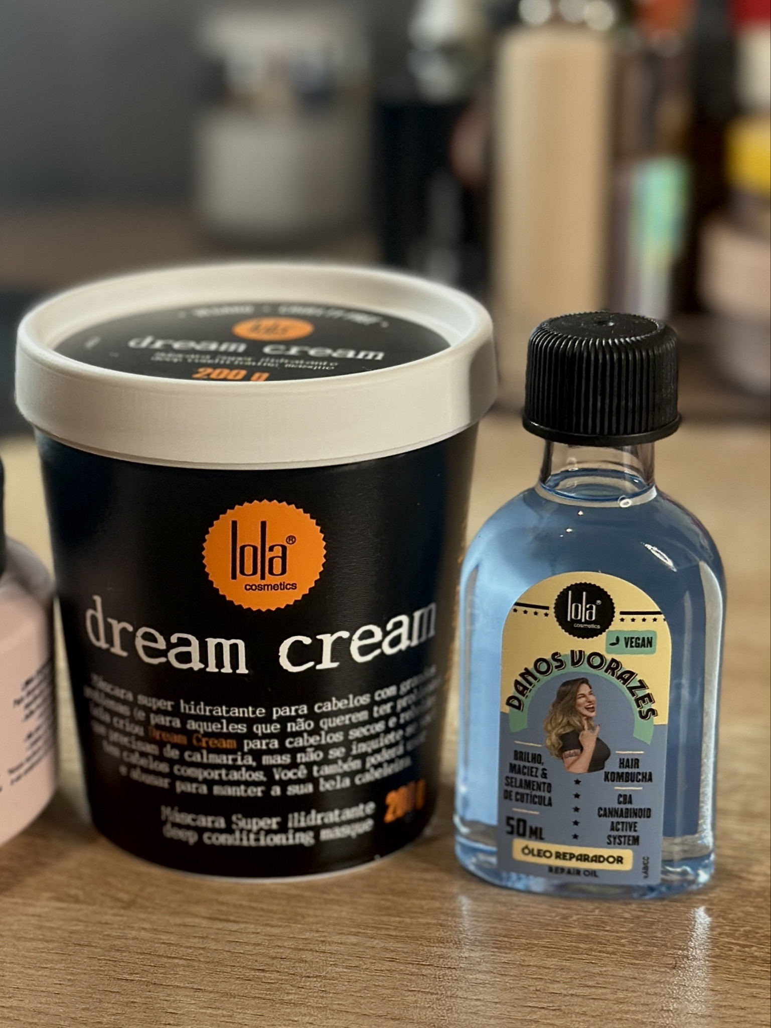Mais queridinhos de cabelo que eu tô obcecada: Dream Cream e óleo capilar Danos Vorazes, ambos da Lola Cosmetics 🖤✨ #LTKBrasil #TeoriaNaPraticaLTK #LTKhaircare 