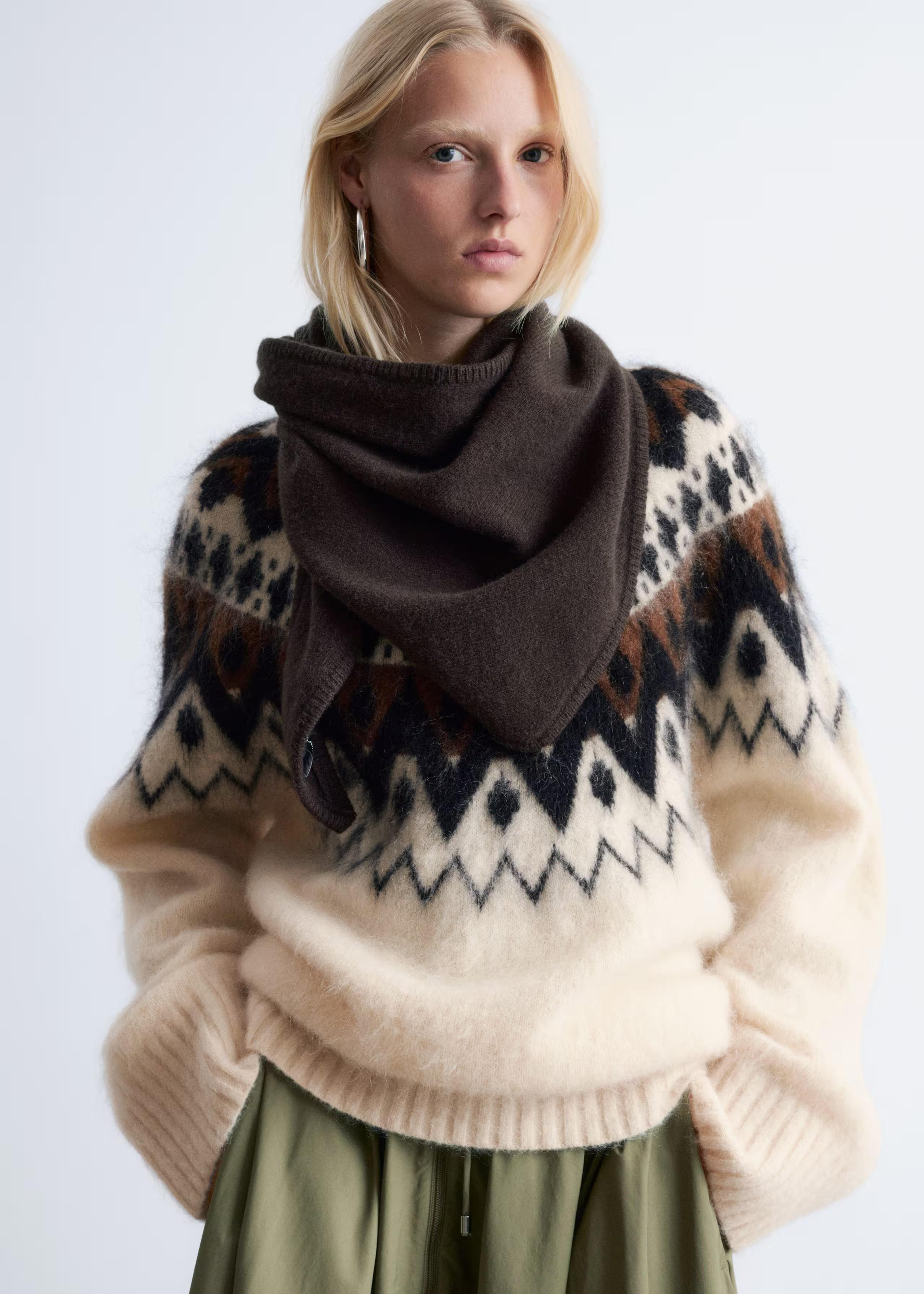 Accessoires/Écharpes et foulards/Écharpe triangulaire en laine€ 69Marron foncé180x60TAILLEGu... | & Other Stories EU