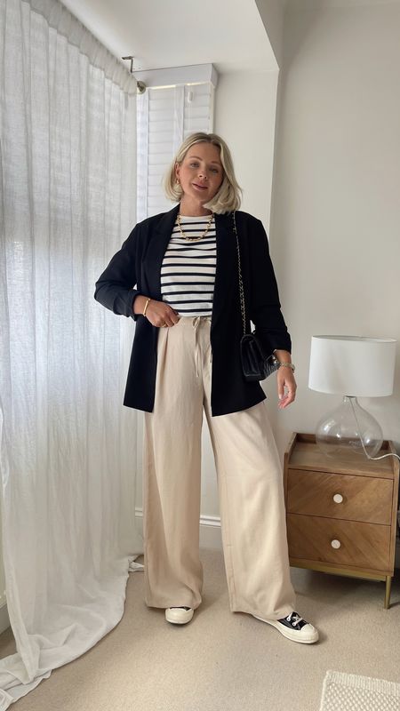 One of my go-to looks! 🙌🏻 made up of wide leg trousers, I love these ones! Super lightweight and comfy (I’m wearing a size 10), paired with a stripe t-shirt and a black blazer to finish it off smartly! All from Debenhams. ad 