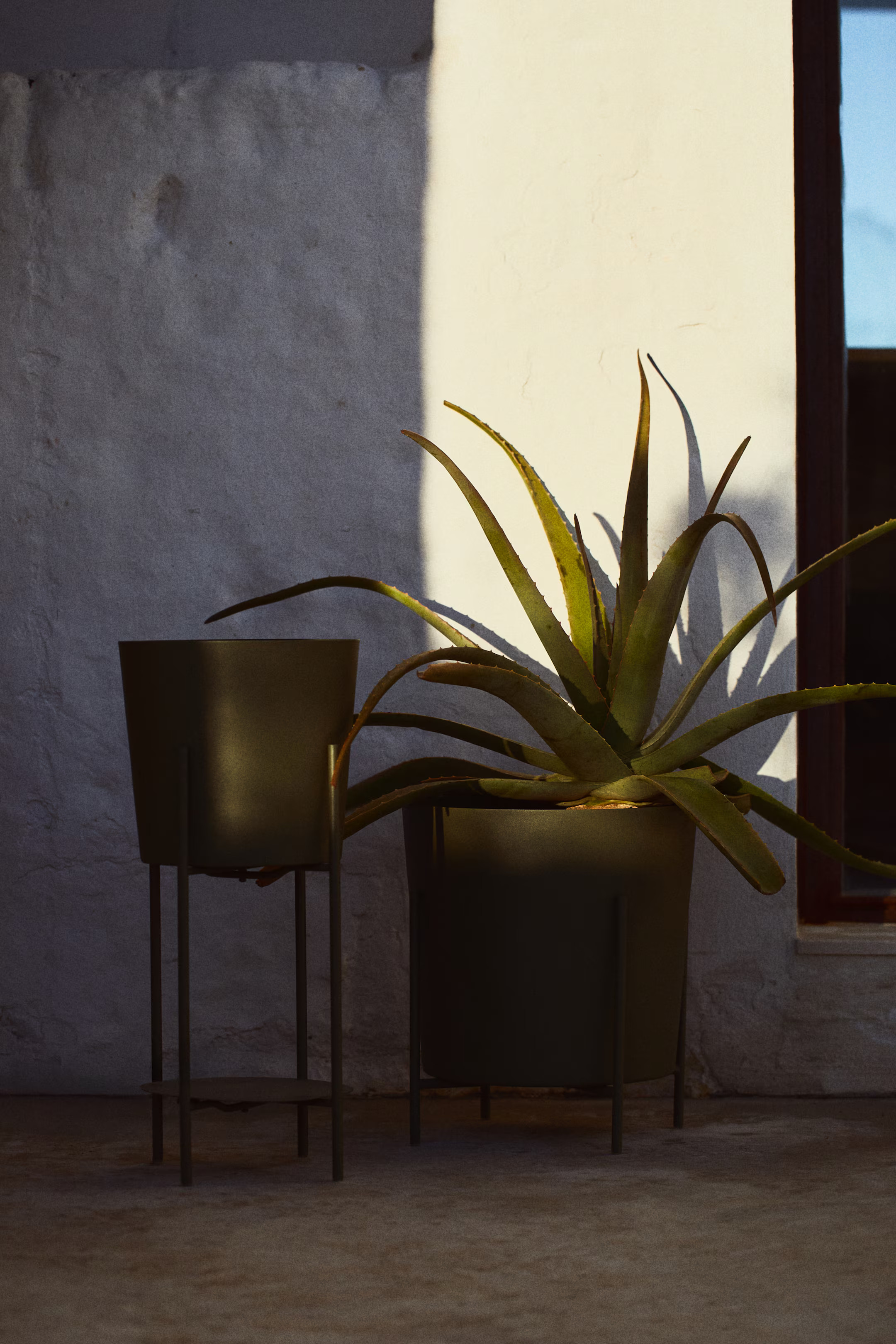 Extra-large Plant Pot with Stand | H&M (US + CA)