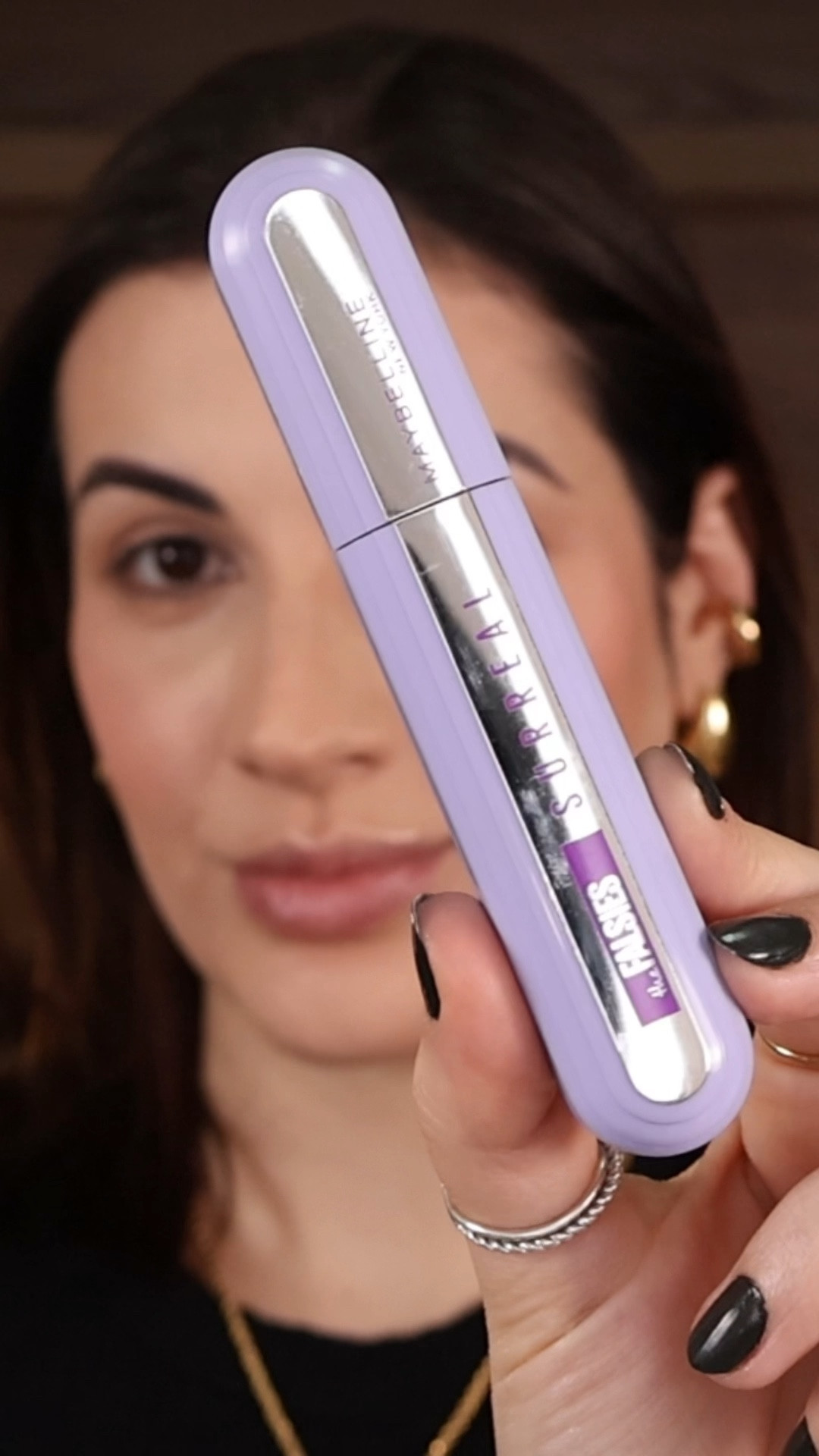 Toda a potência e beleza dessa máscara de cílios Falsies Surreal de Maybelline pra vocês! 

O que mais me chamou atenção é que ela entrega bastante volume e alongamento, além de deixar  os cílios mais encorpados! 

O diferencial é que a fórmula contém um mix de fibras, que vão fazer essa extensão do comprimento dos fios e deixá-los mais volumosos. Porém, sem efeito pata de aranha e sem deixar grumos. 

Pra mim, duas camadas bem aplicadas, pegando os fios desde a raiz e penteando bem são o suficiente para o efeito que mostrei no vídeo! Mas, o resultado é bem rápido de atingir porque o aplicador é muito eficiente! 

Eu venho usando somente essa máscara há uns 10 dias para testar e gostei demais! Ela dura bastante sem borrar, em mim durou cerca de 12h! Após esse tempo, percebi que fiquei meio pandinha nos cílios inferiores (mas também não fiz retoque nenhum na pele, então a oleosidade natural acaba agindo como um demaquilante e favorece que qualquer máscara comece a borrar um pouco). Na parte de cima, na pálpebra superior não percebi que borrou nada! Então, achei que a duração é sim excelente! 

Gostei demais dessa máscara e tá super aprovada!! 
O que vocês acharam dela? Já conheciam? 

#maydancini #maybelline #maybellinenybrasil #máscaradecílios #eyelash #cilios #maybellineny

#LTKbrasil #LTKbeauty