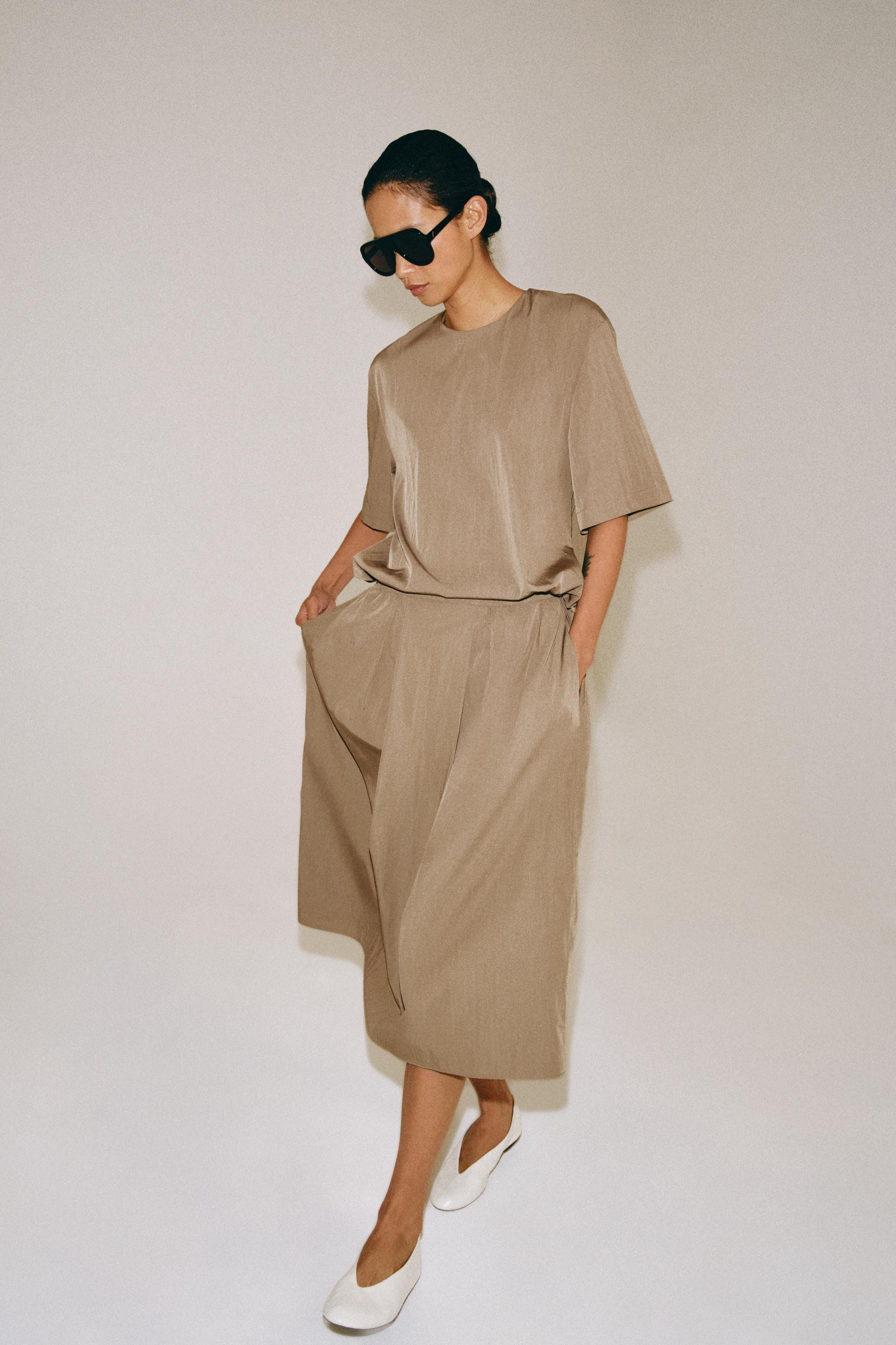 ZARA WOMAN COLLECTIONMid-rise skirt featuring an elasticated waistband with adjustable toggles. A... | Zara US