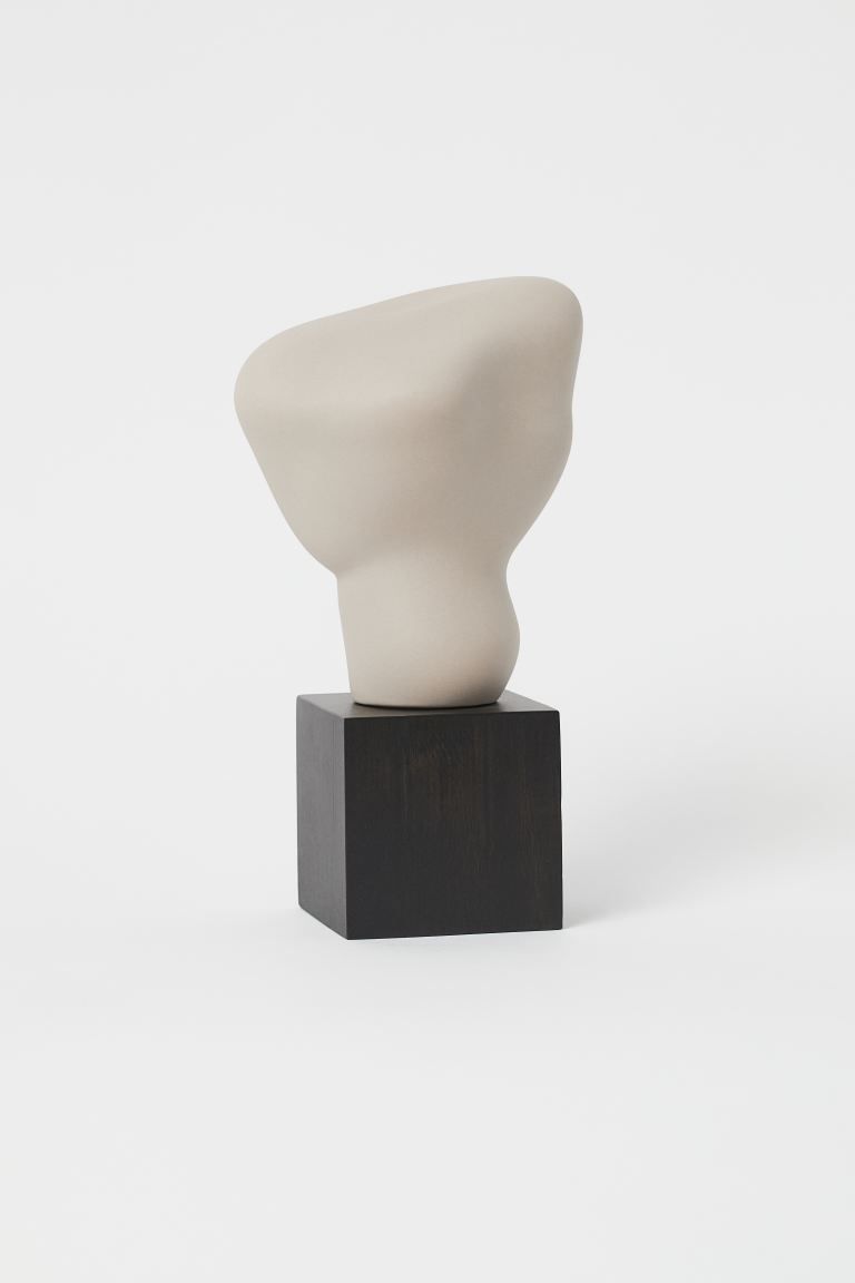 Stoneware sculpture with a soft, irregular shape that slopes at the top. The sculpture stands on ... | H&M (UK, MY, IN, SG, PH, TW, HK)