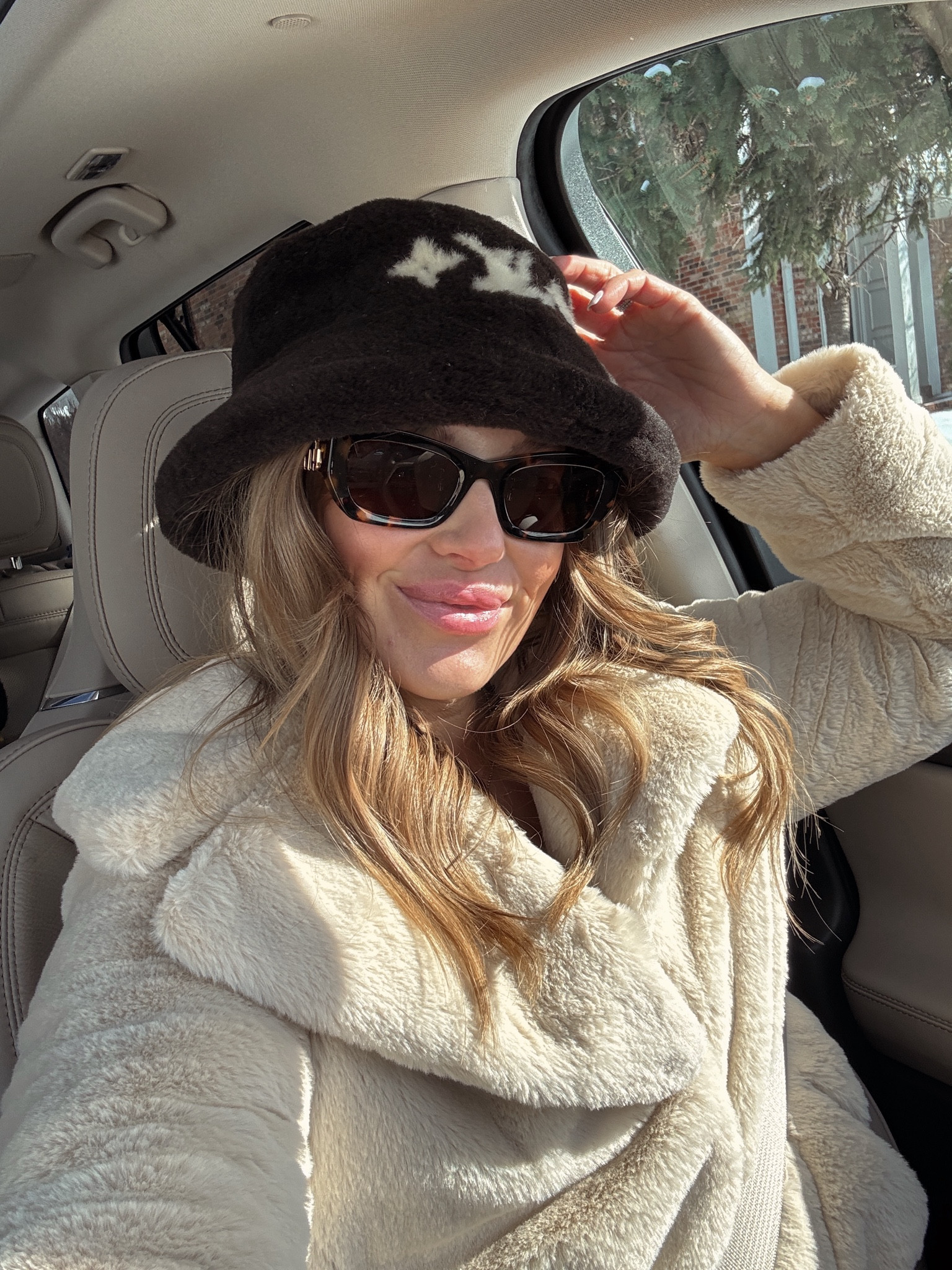 Snow day outfit / apres ski / winter look / fur coat / winter chic 

#LTKSeasonal #LTKWatchNow #LTKStyleTip